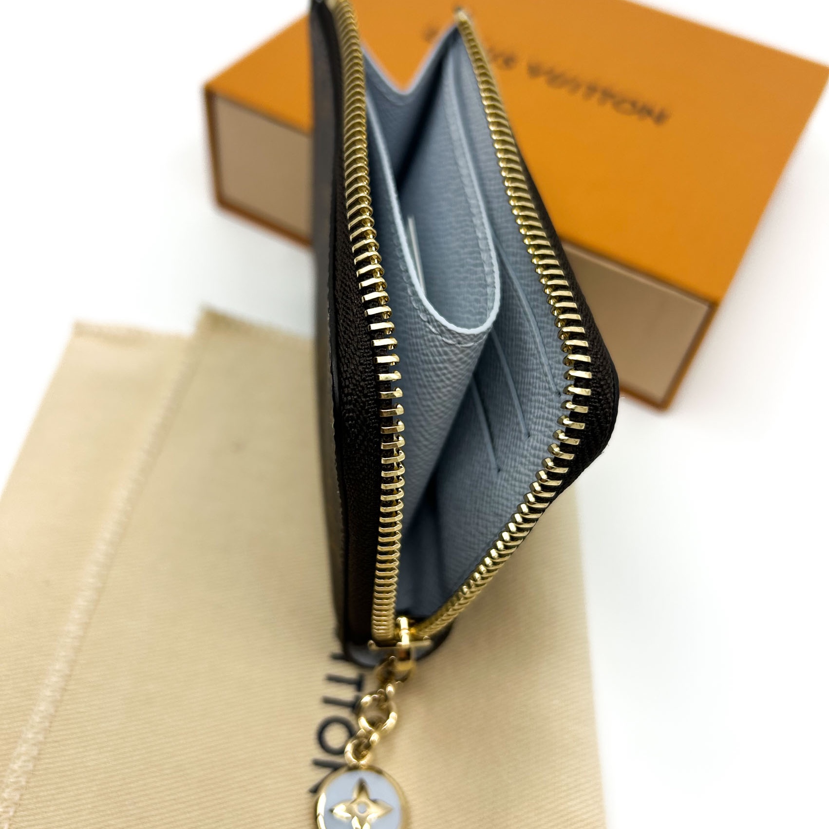 Louis Vuitton Portofoyu Noa Compact Wallet Monogram Azure Blue 착용 스타일 - 2