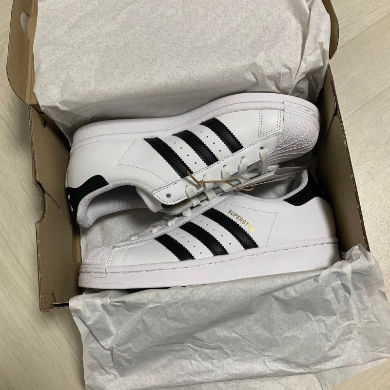 Adidas Superstar White Black 착용 스타일