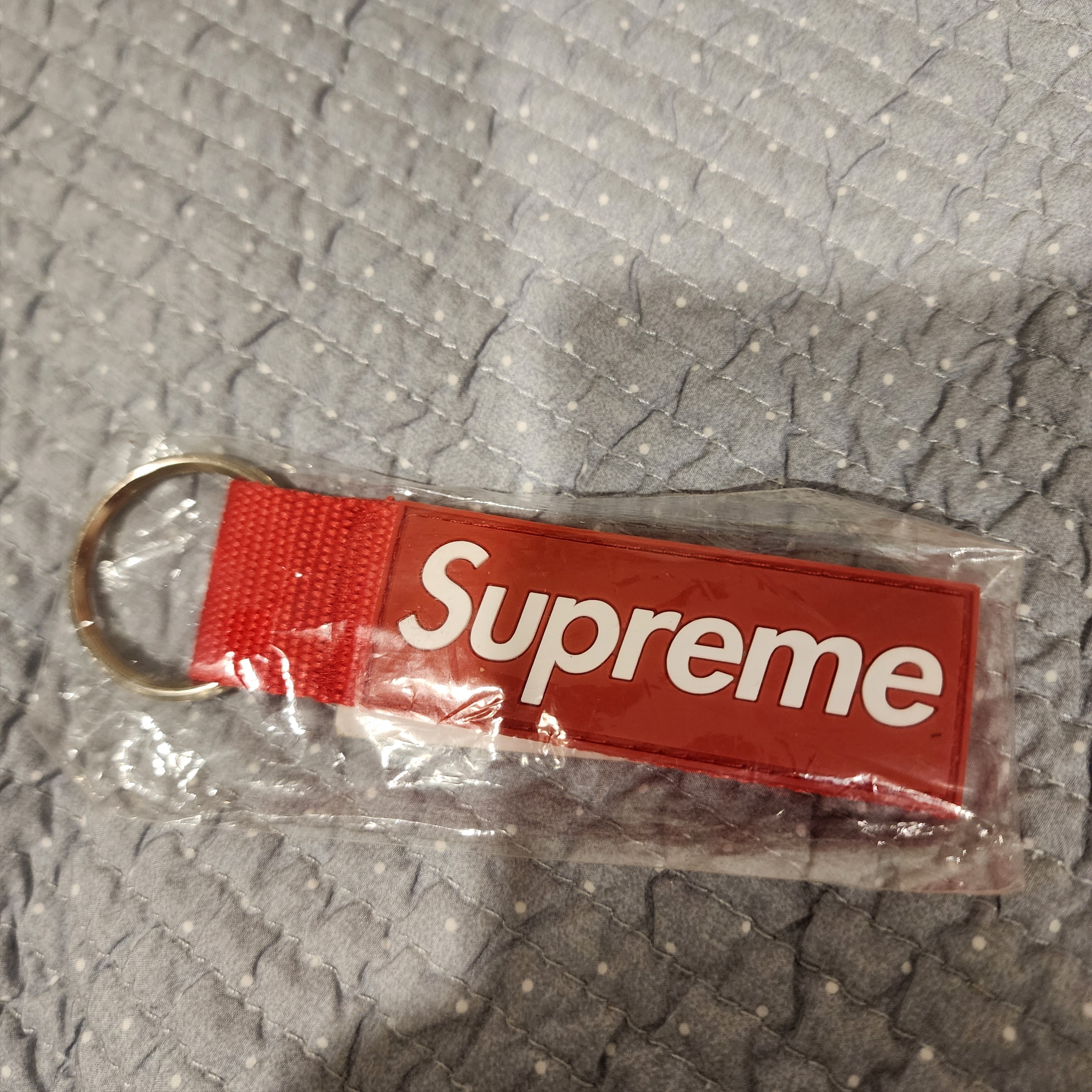 Supreme Webbing Keychain Red - 23SS 착용 스타일