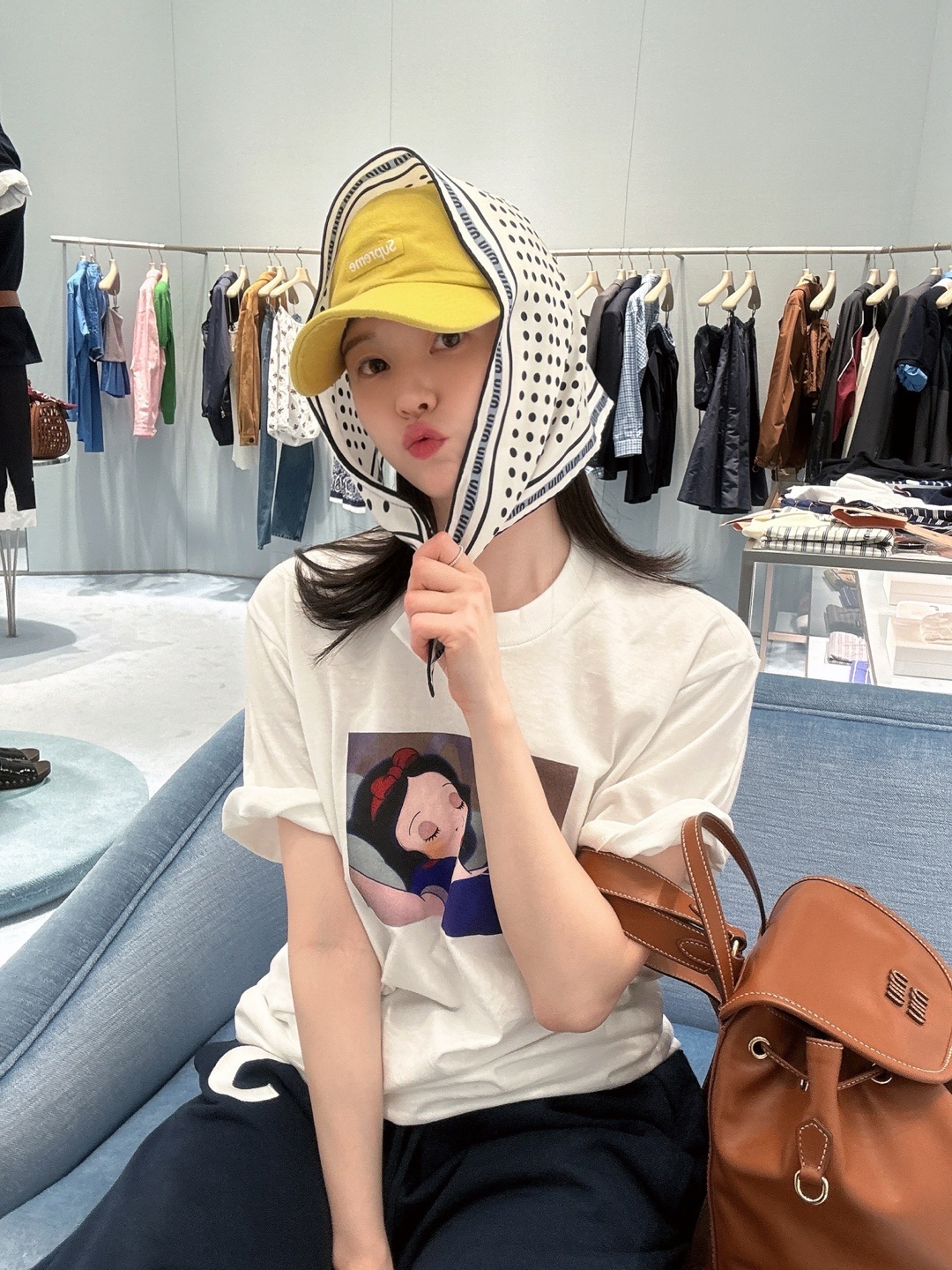 Supreme Cordura Denim Small Box 6-Panel Yellow - 24SS, Supreme Snow White T-Shirt White - 24FW 착용 스타일 - 1