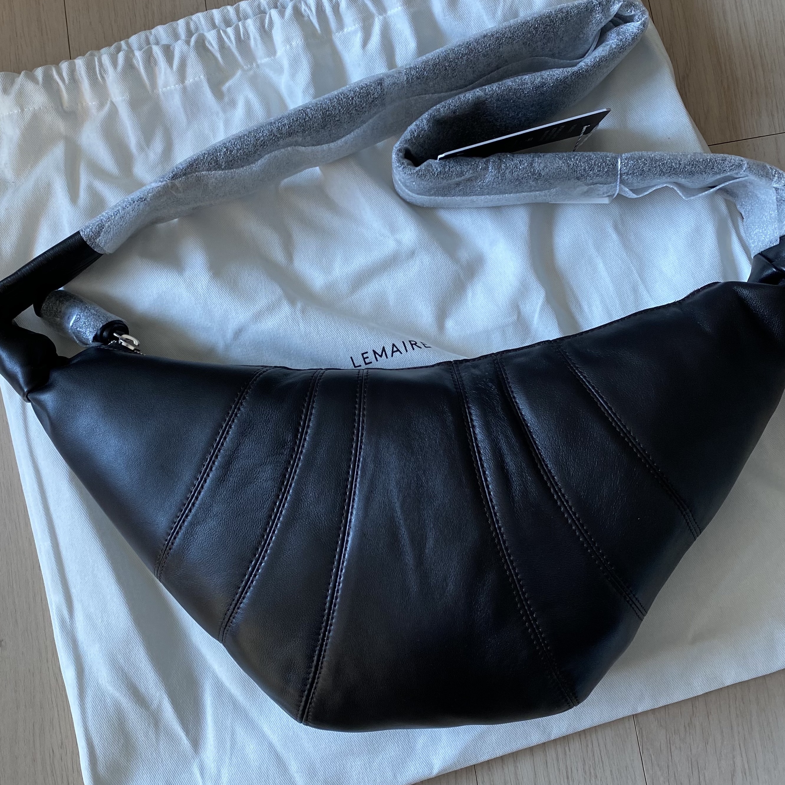 Lemaire Medium Croissant Bag Soft Nappa Leather Dark Chocolate 착용 스타일