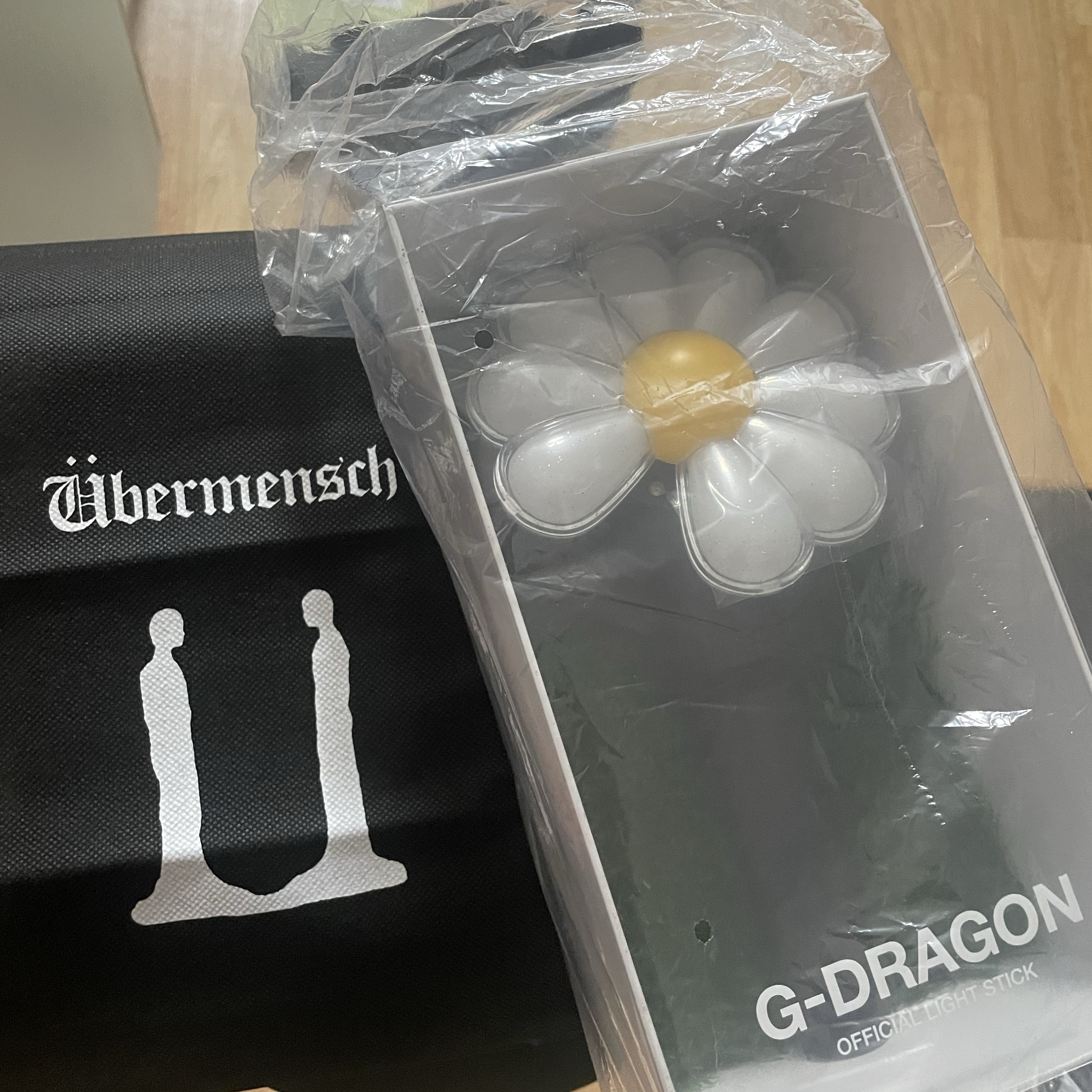 G-DRAGON Ubermensch Official Light Stick 착용 스타일