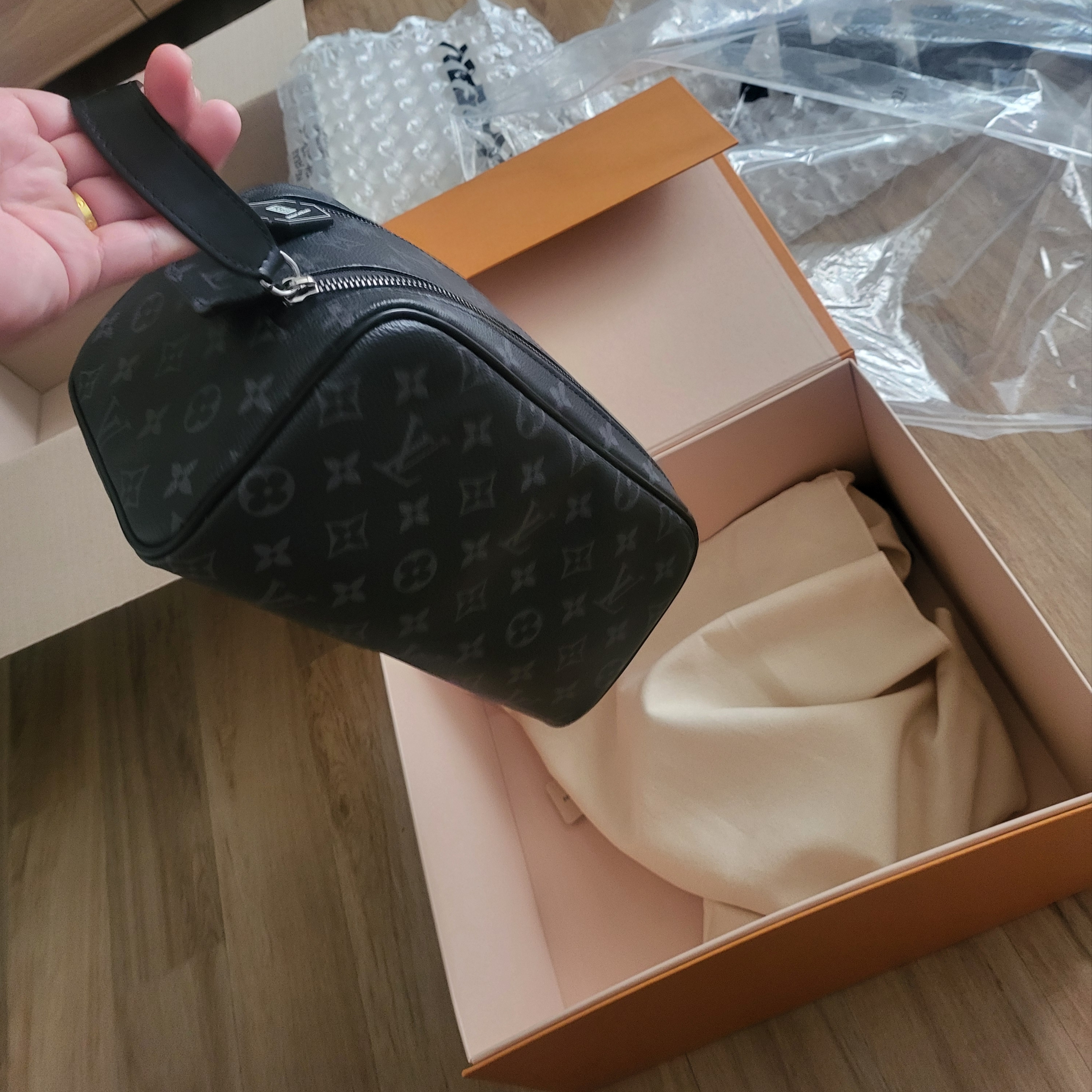 Louis Vuitton Dopp Kit Toilet Pouch Monogram Eclipse 착용 스타일