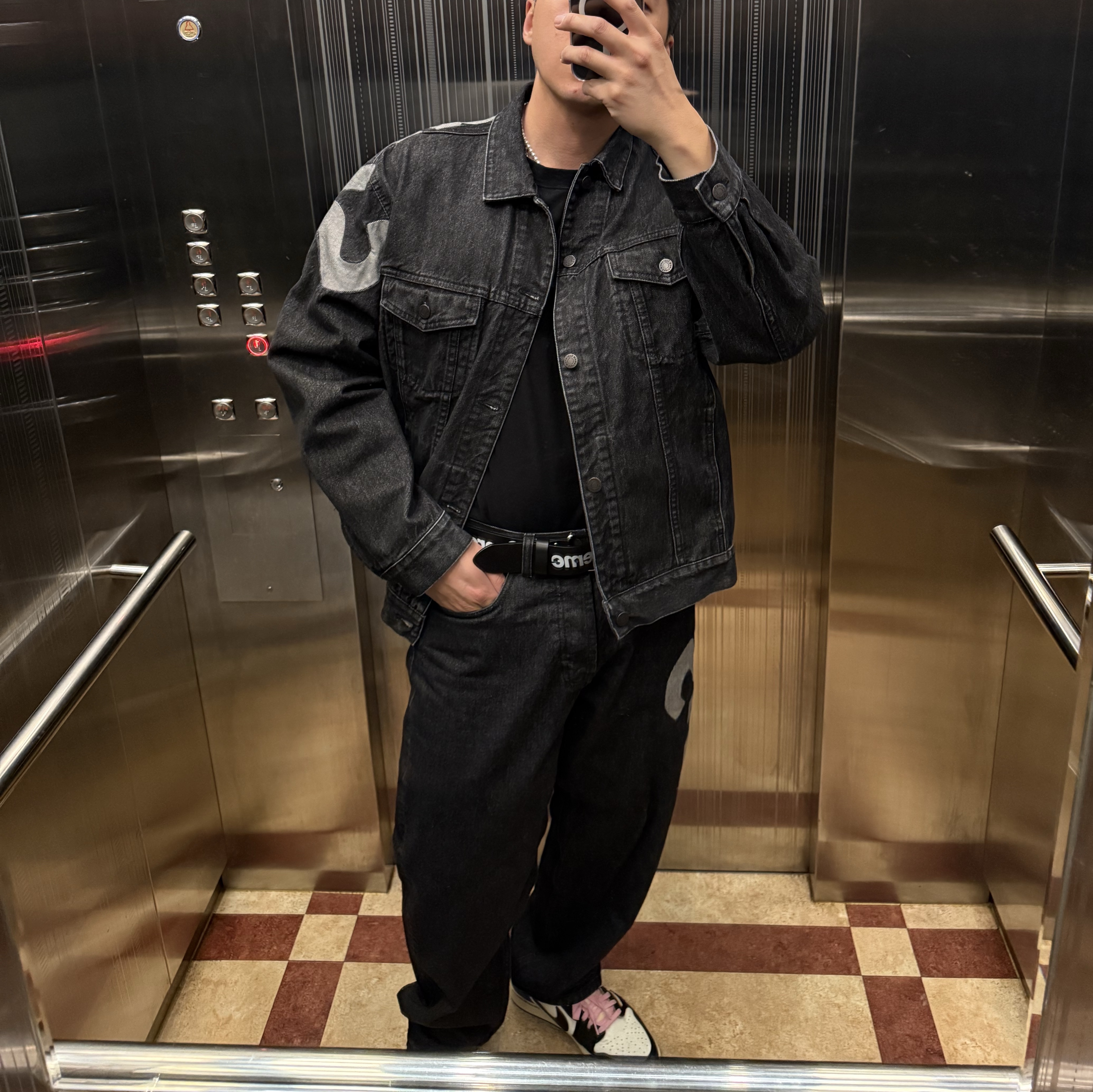 Supreme Inset Logo Jean Black - 22SS, Supreme Inset Logo Denim Trucker Jacket Black - 22SS 착용 스타일