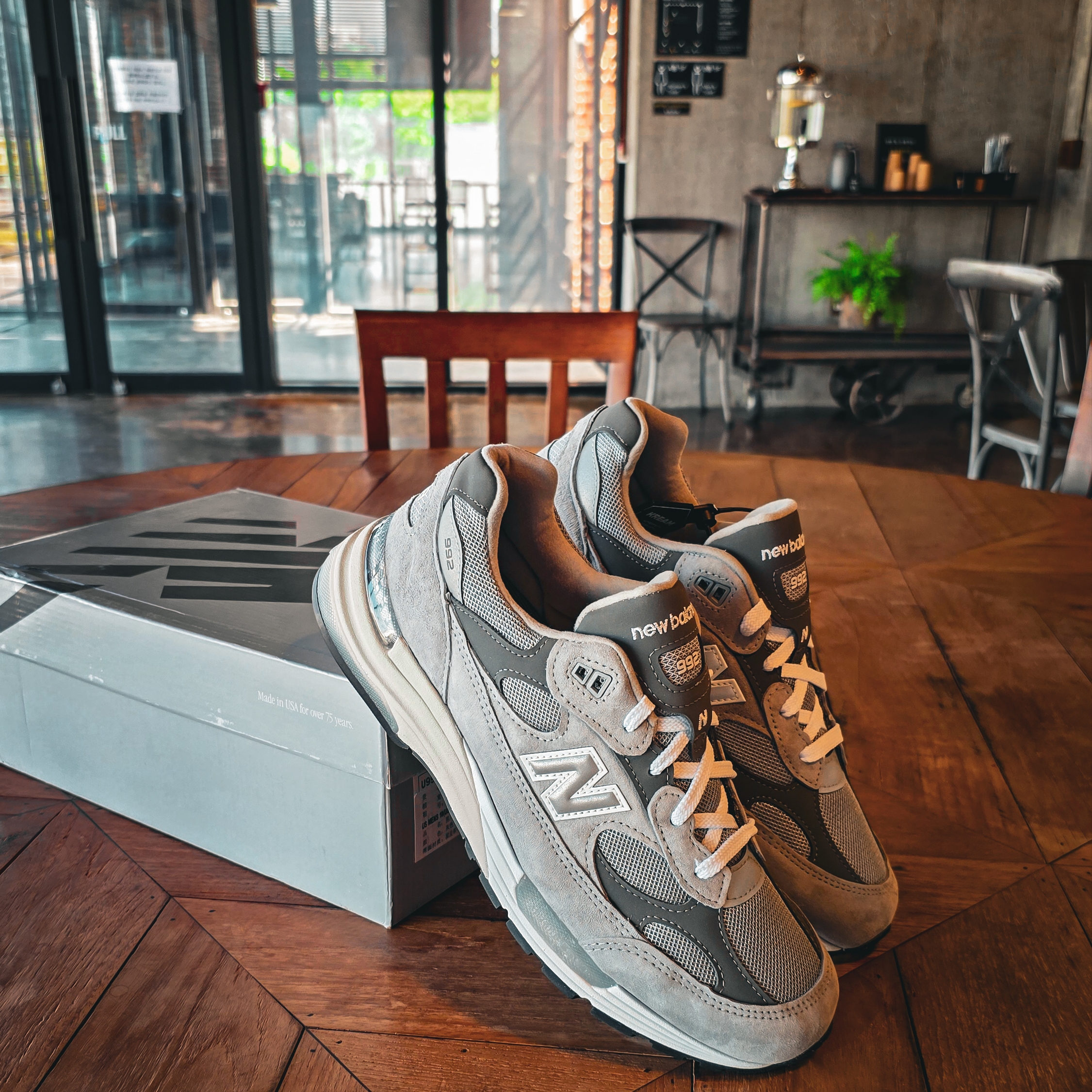 New Balance 992 Made in USA Core Grey Silver Metallic 착용 스타일 - 4