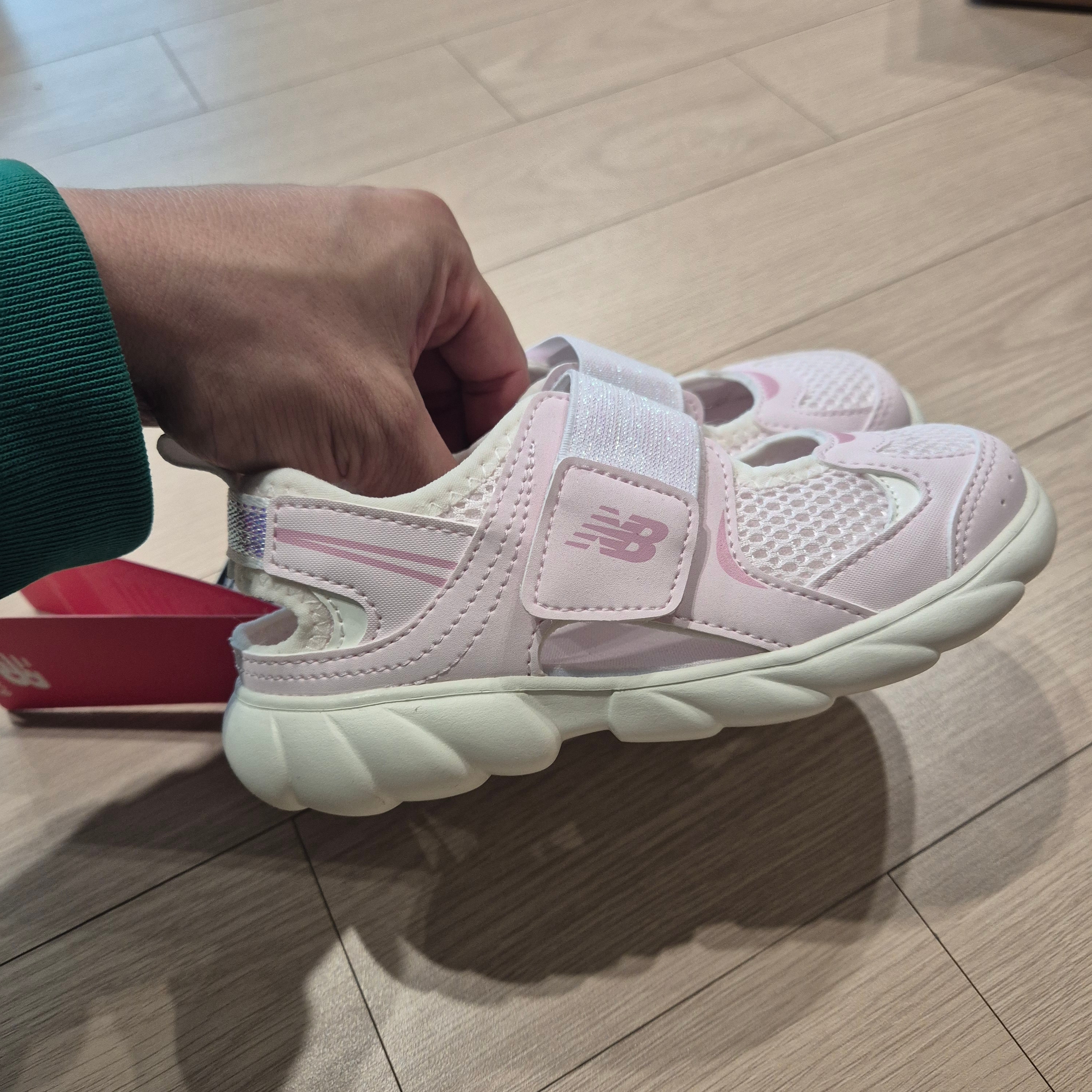 (Kids) New Balance Freedle 920 Sandal Pink 착용 스타일 - 2