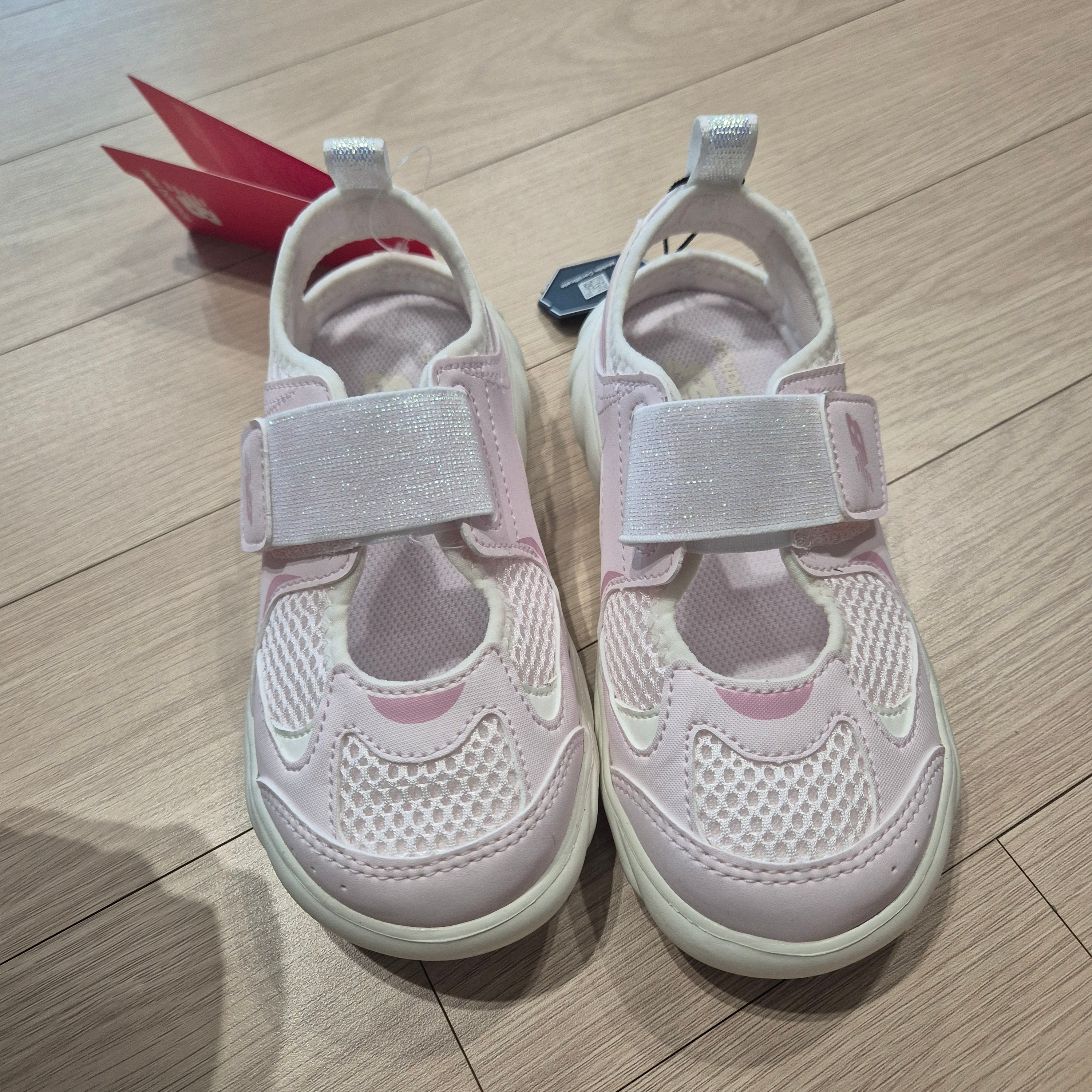 (Kids) New Balance Freedle 920 Sandal Pink 착용 스타일 - 3