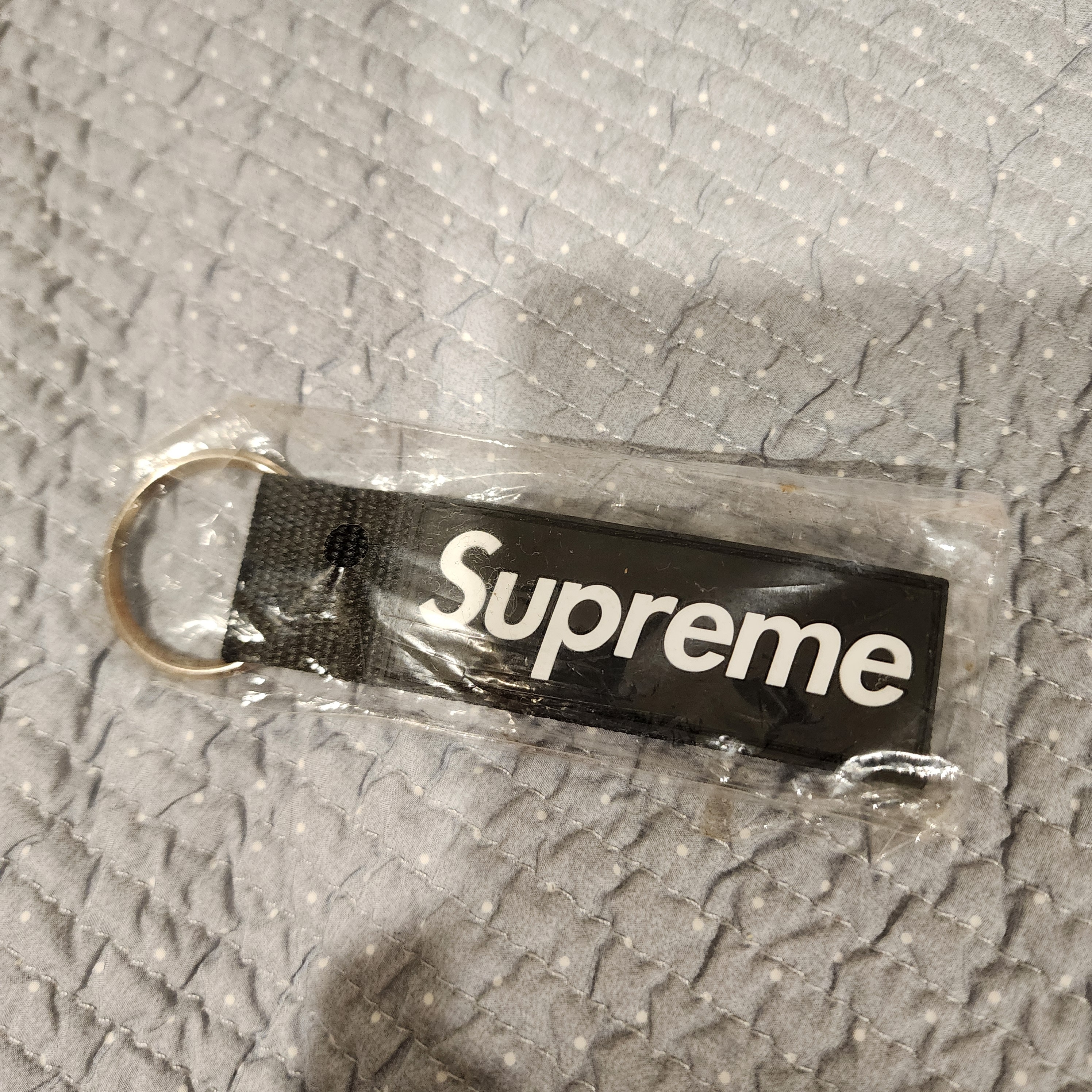 Supreme Webbing Keychain Black - 23SS 착용 스타일
