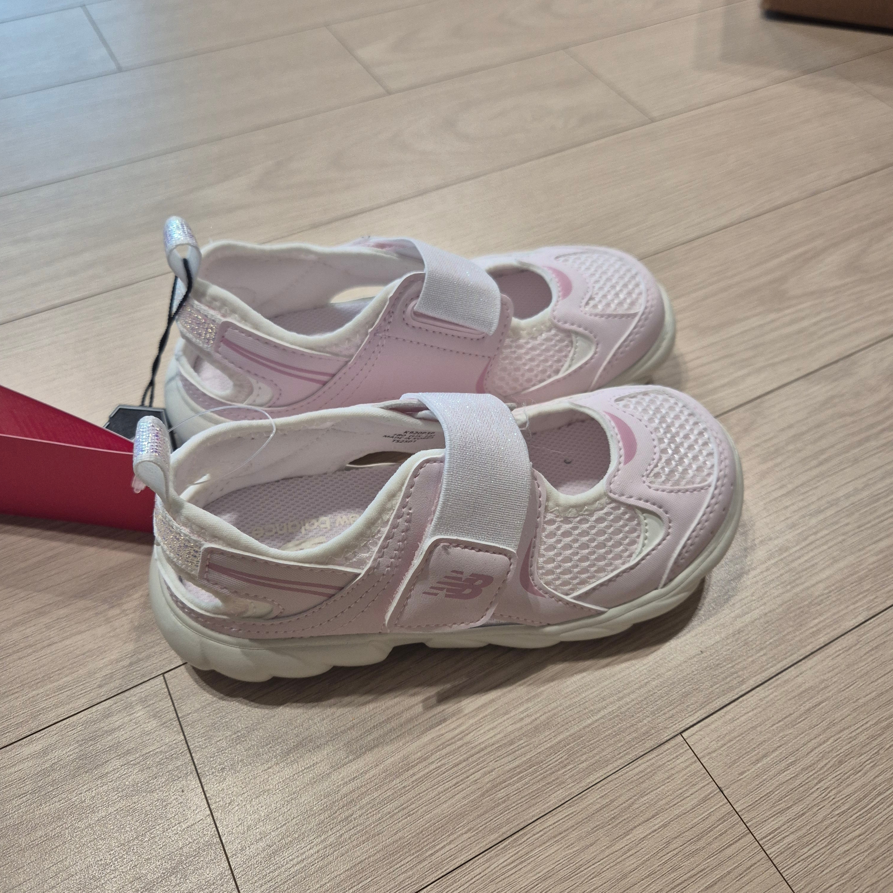 (Kids) New Balance Freedle 920 Sandal Pink 착용 스타일 - 1