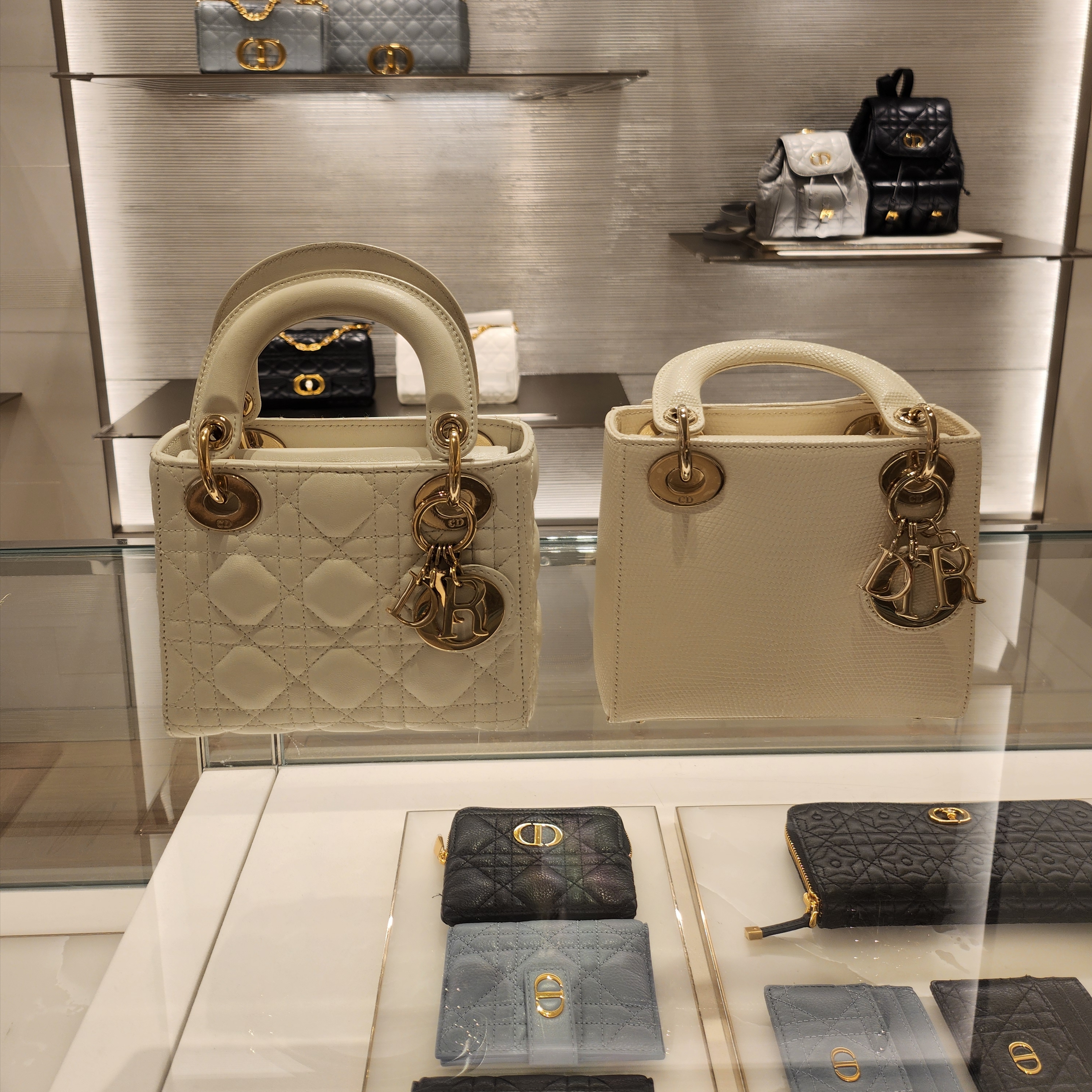 Dior Mini Lady Bag Cannage Lambskin Latte Pale Gold 착용 스타일 - 5