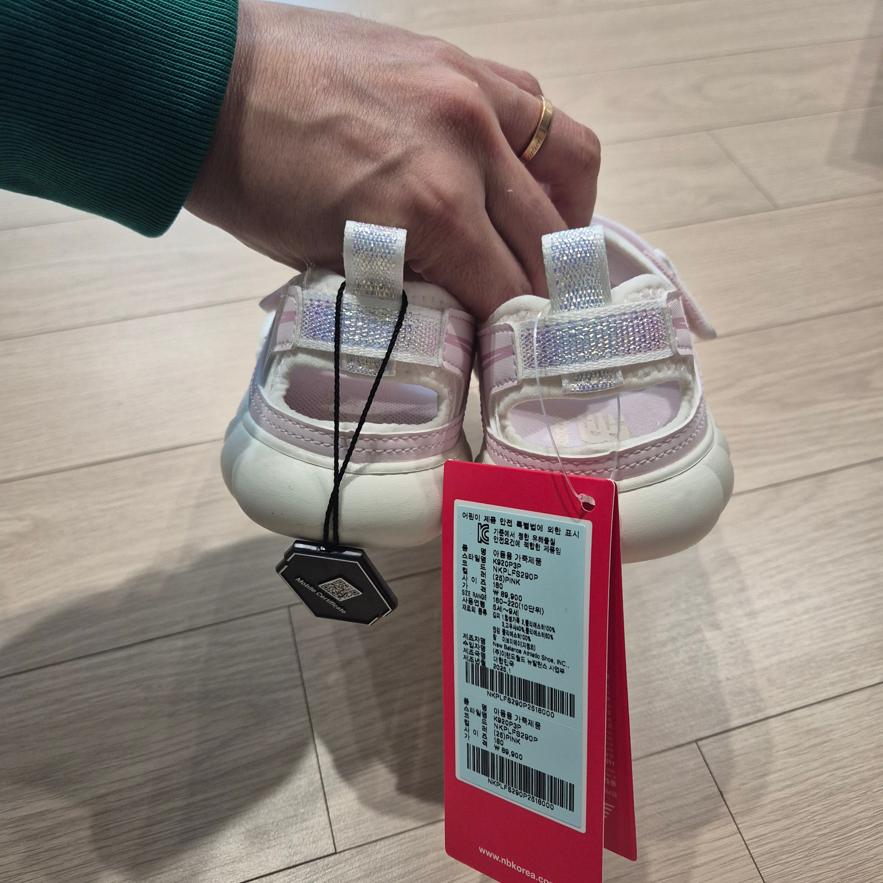 (Kids) New Balance Freedle 920 Sandal Pink 착용 스타일 - 5