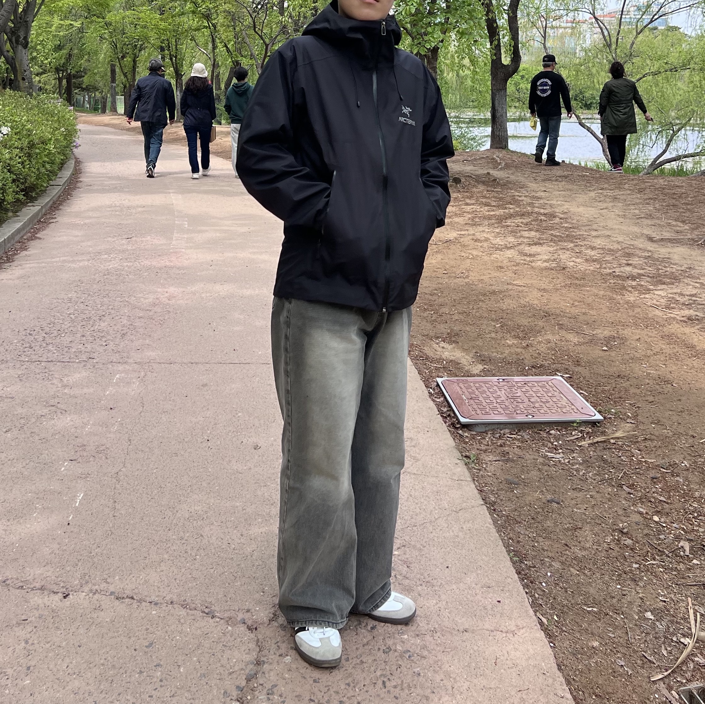 Arc'teryx Beta LT Jacket Black, Adidas Samba OG Cloud White 착용 스타일