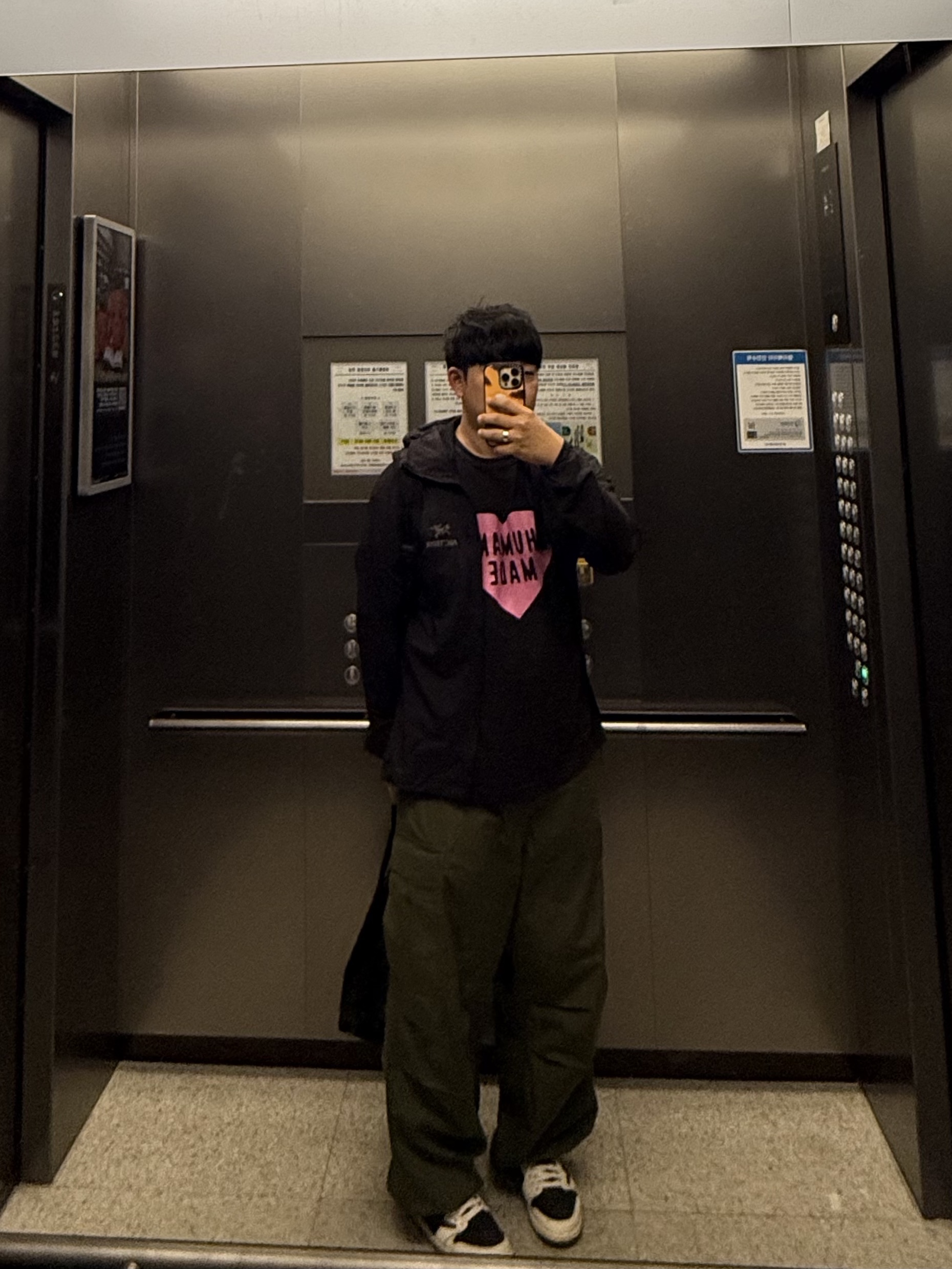 (W) Jordan 1 x Travis Scott Retro Low OG SP Medium Olive, Arc'teryx Squamish Hoody Black 착용 스타일