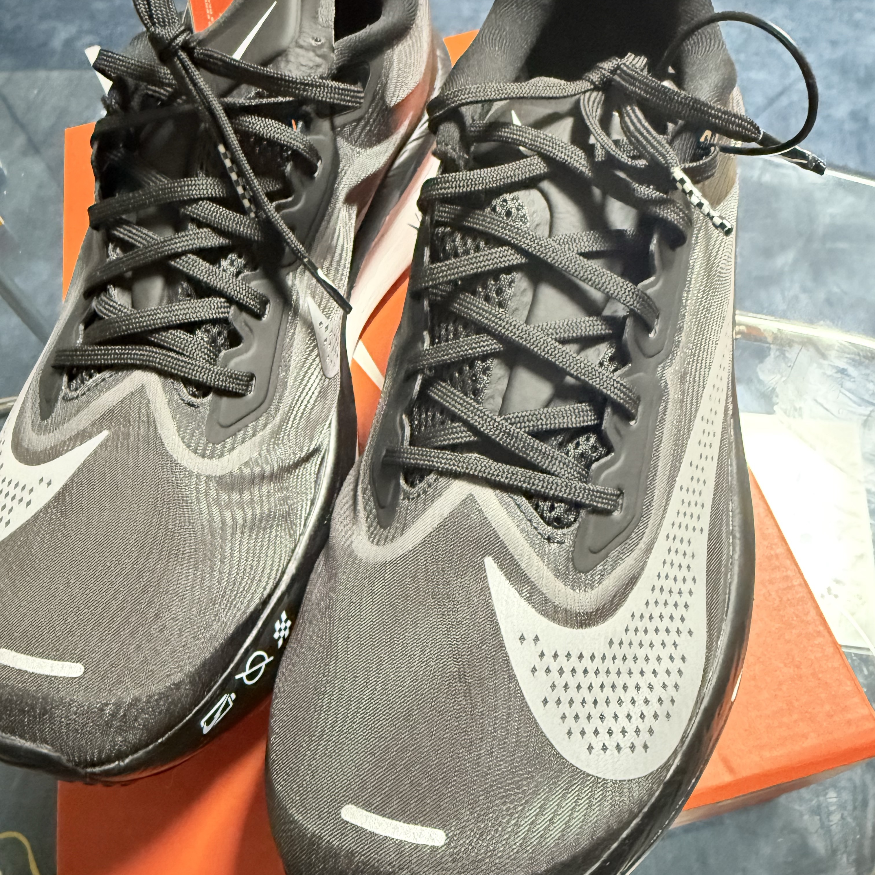 Nike Zoom Fly 6 Black Light Smoke Grey 착용 스타일 - 2