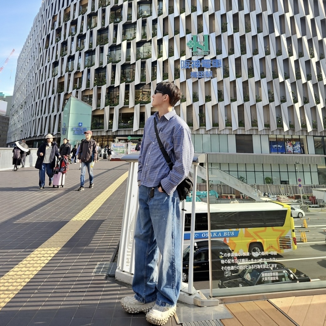 Gentle Monster Benven 01 Black Black, Permanent Archive Fine Checkered Shirt Blue 착용 스타일 - 1