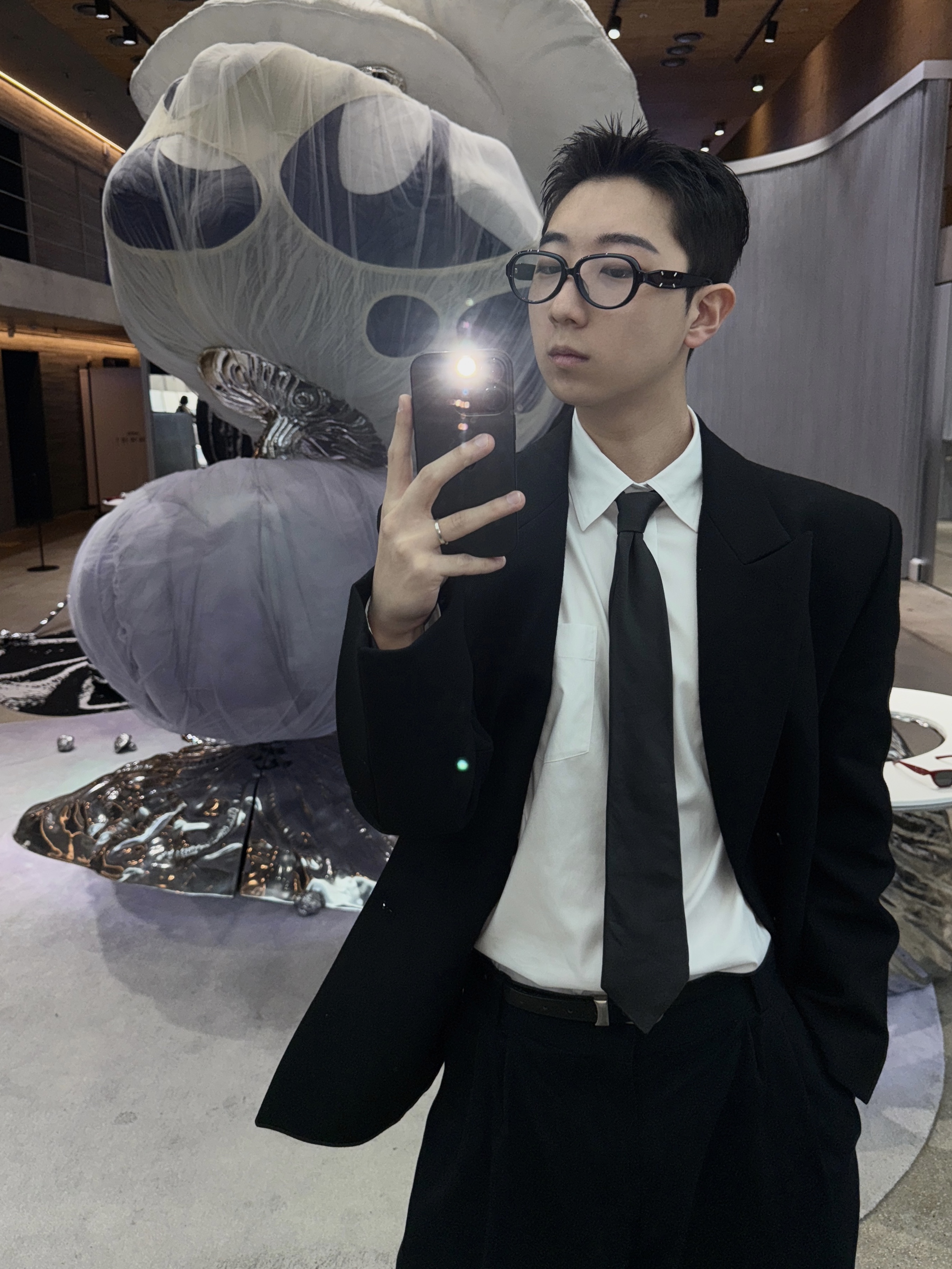 Gentle Monster x Maison Margiela MM212 Black Clear 착용 스타일 - 1
