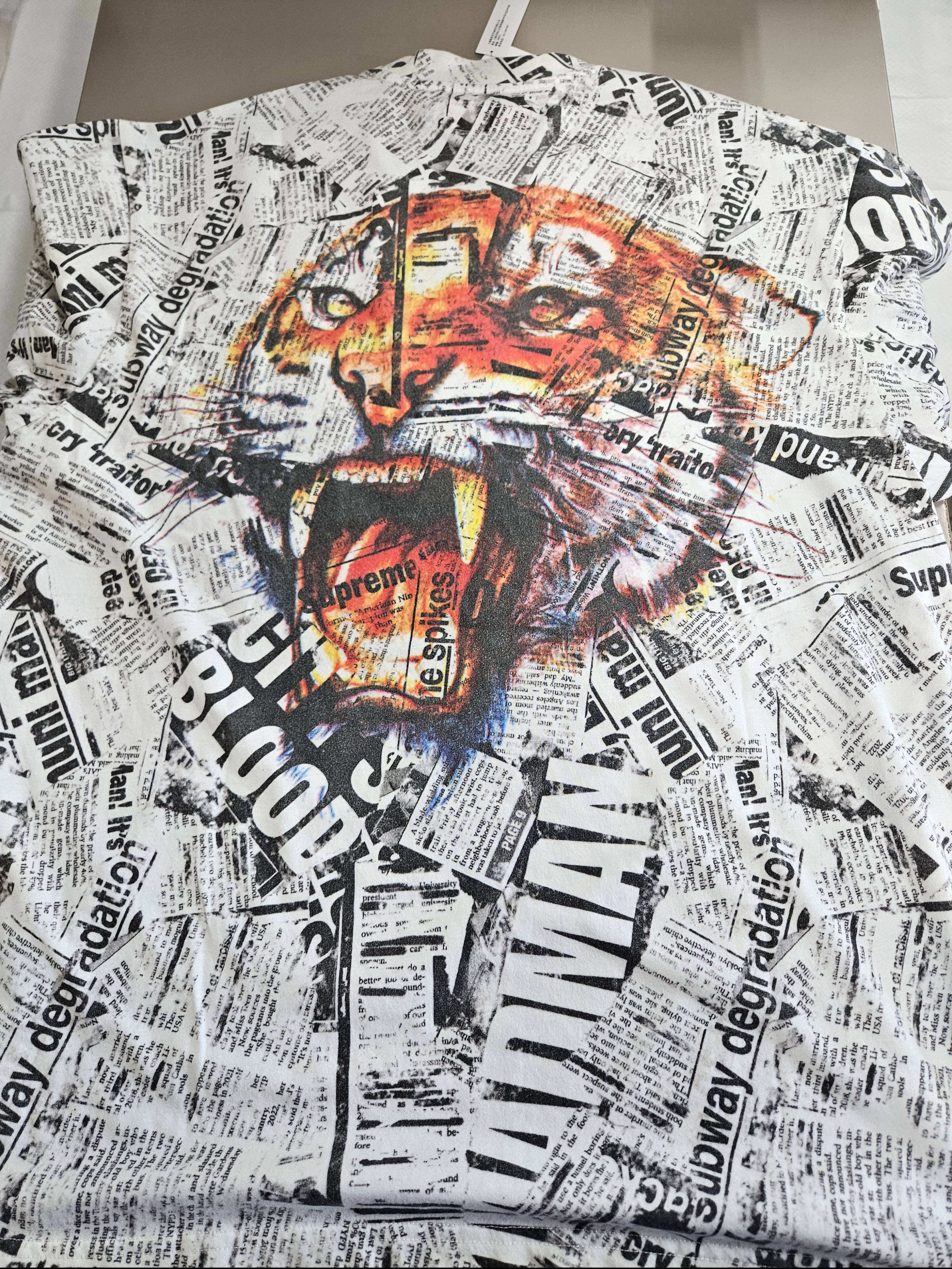 Supreme Newspaper S/S Top White - 25SS 착용 스타일 - 3
