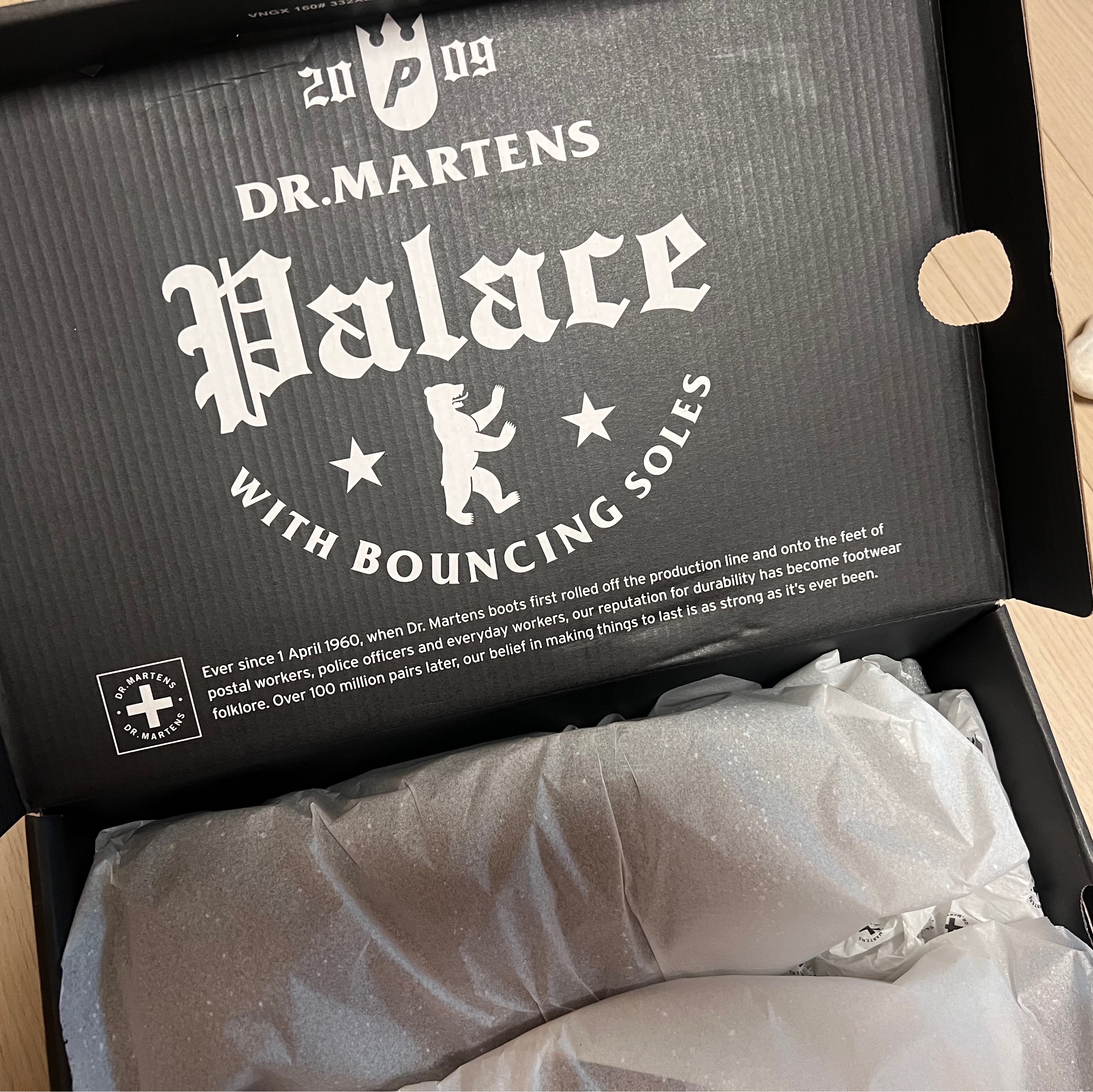 Dr. Martens x Palace 1461 Red 착용 스타일 - 2