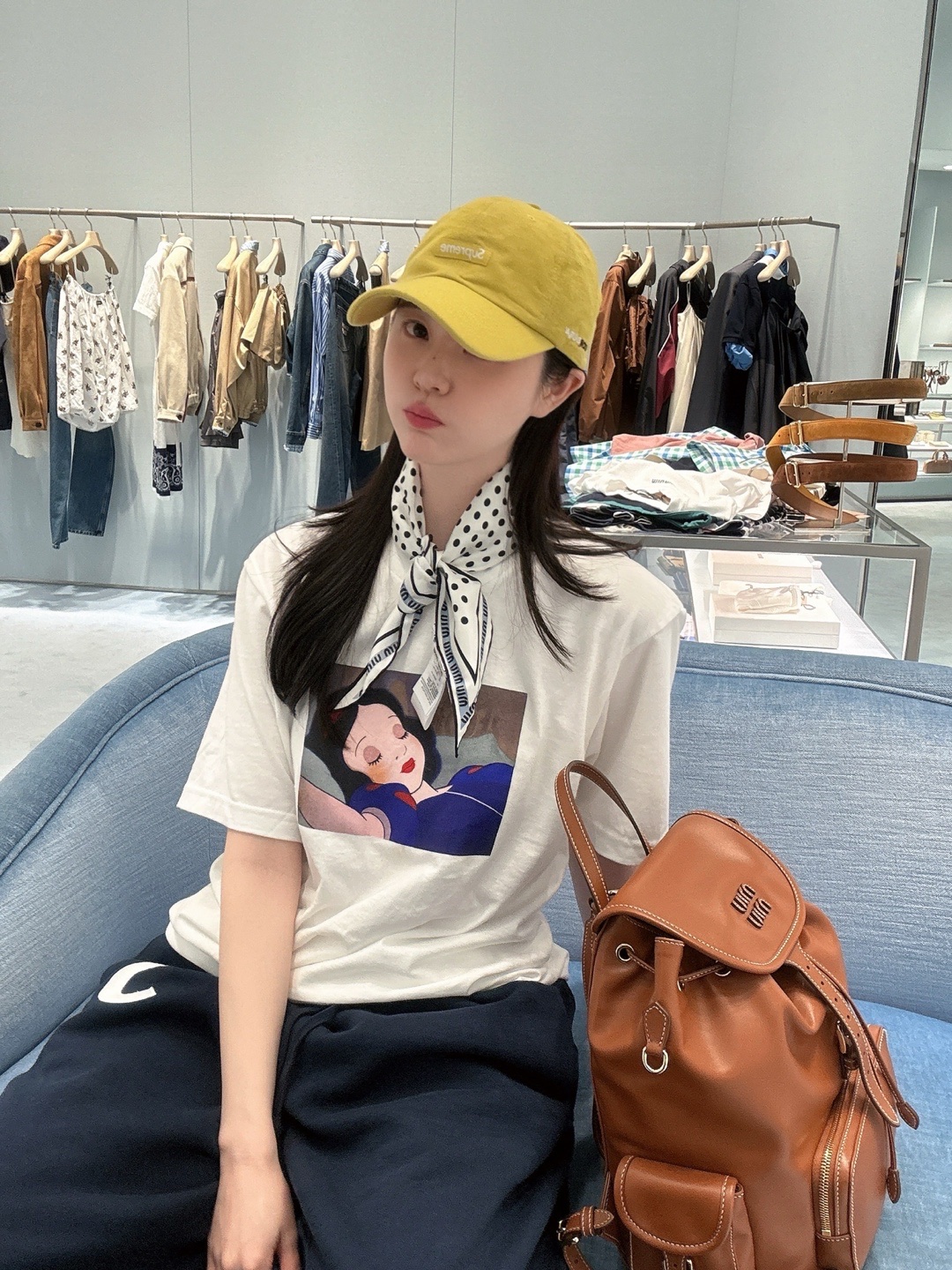 Supreme Cordura Denim Small Box 6-Panel Yellow - 24SS, Supreme Snow White T-Shirt White - 24FW 착용 스타일 - 4