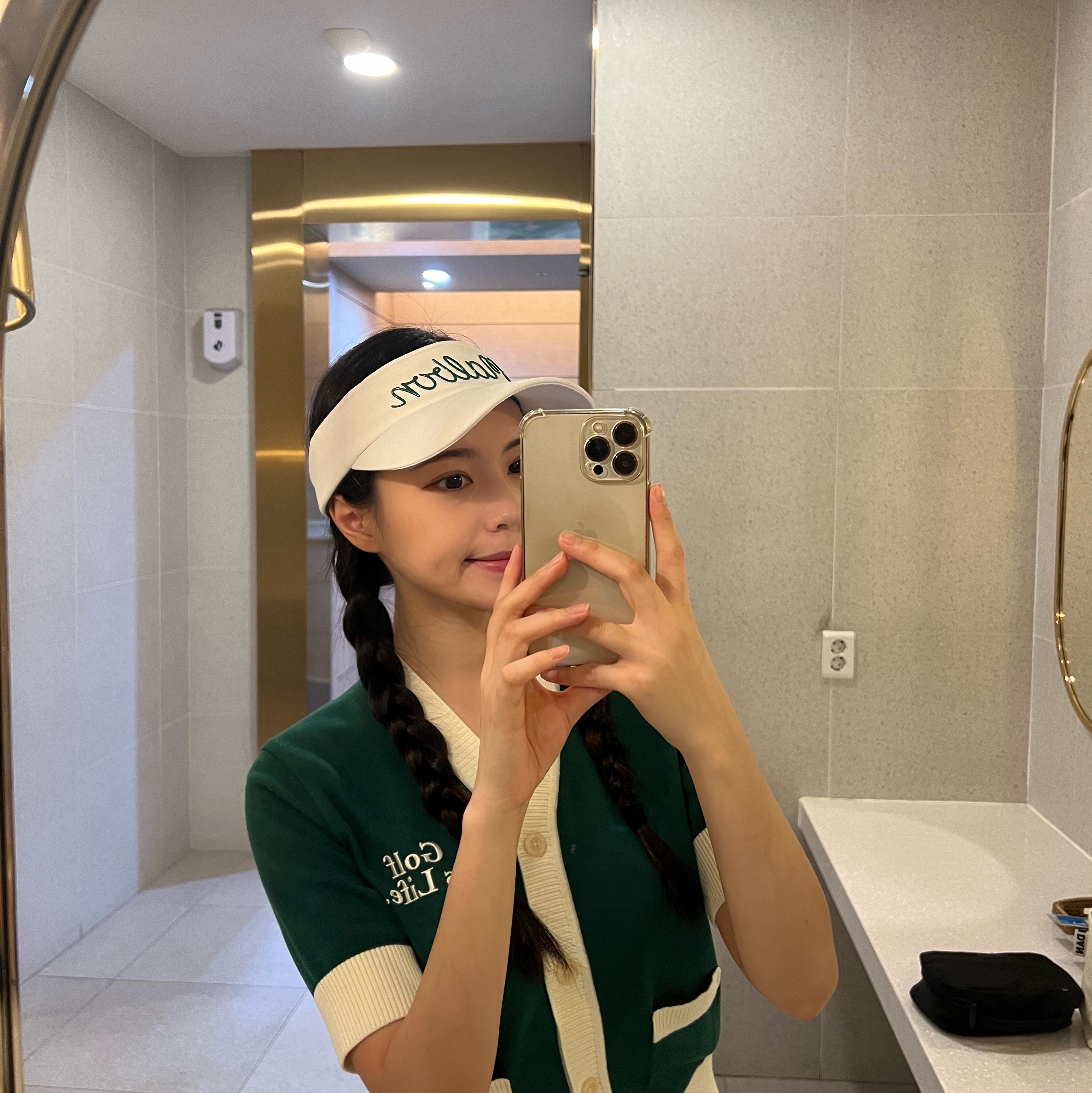 Malbon Golf Visor & Bucket Ball Marker Set Ivory 착용 스타일 - 1