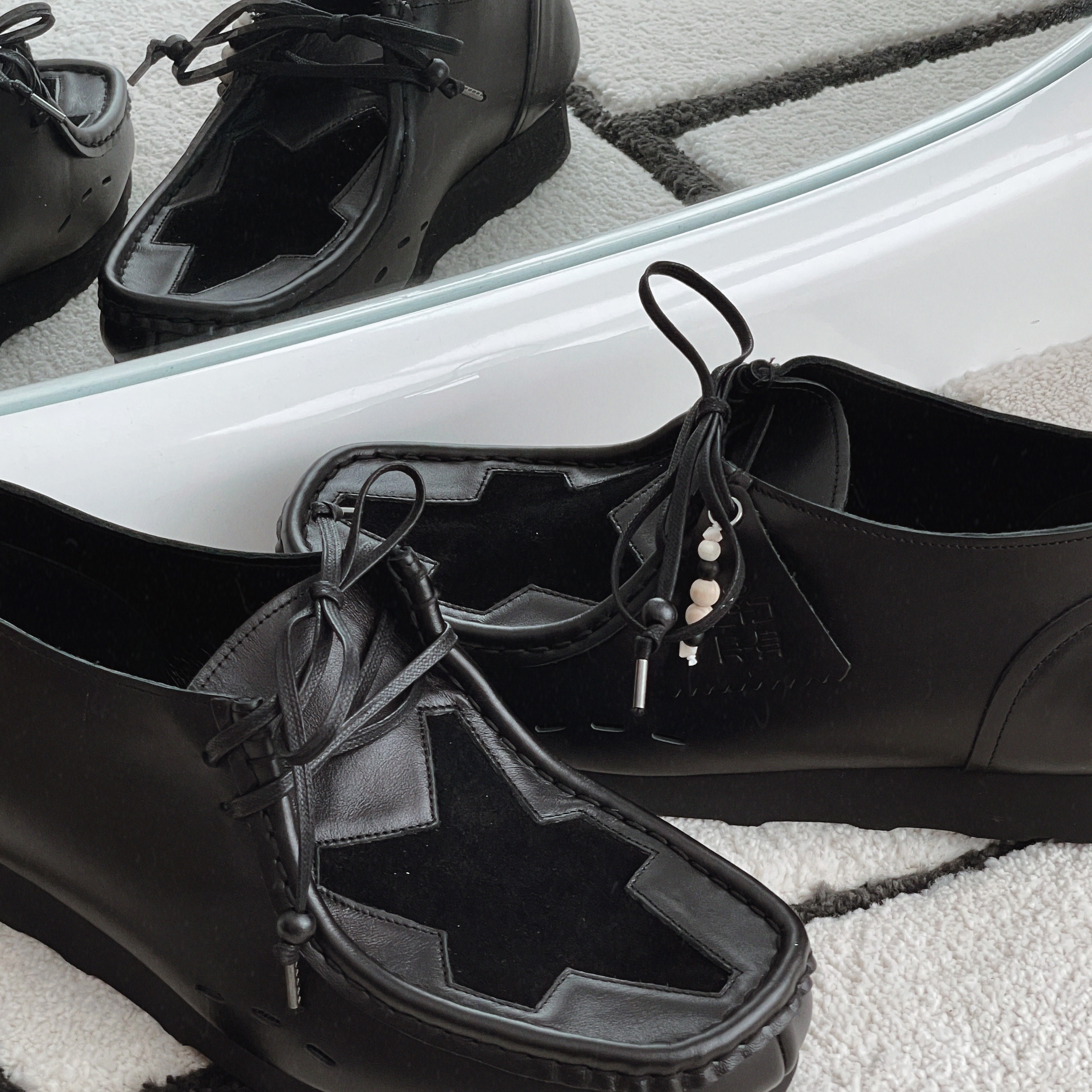 [프리오더] Polyteru Wallabee Shoes Star Leather Black 착용 스타일 - 5