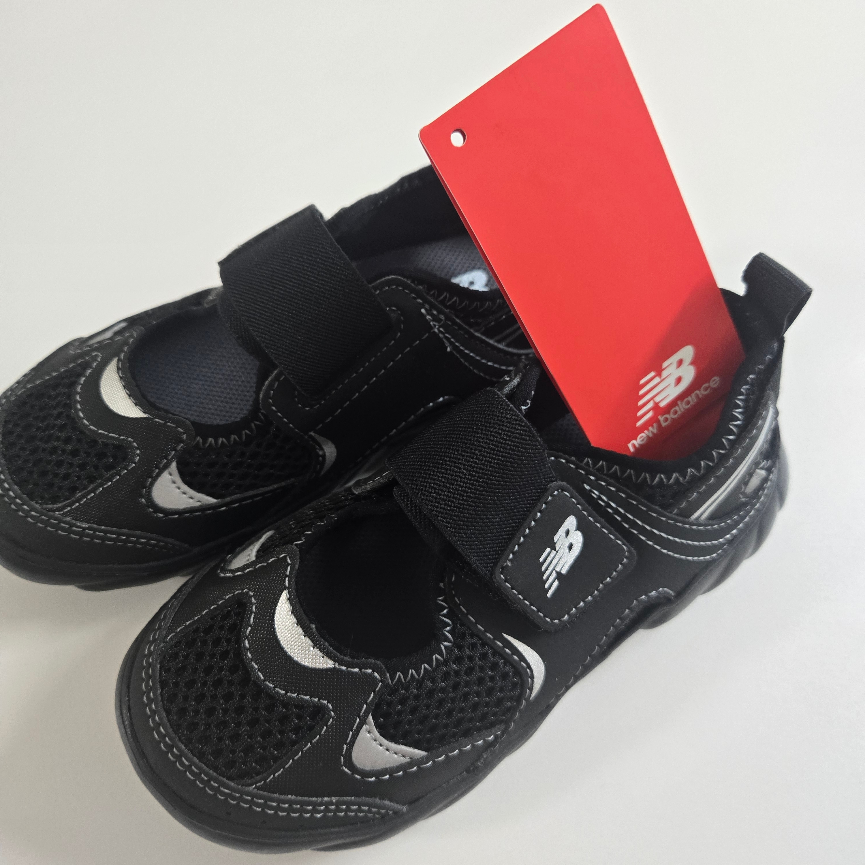 (Kids) New Balance Freedle 920 Sandal Black 착용 스타일 - 1