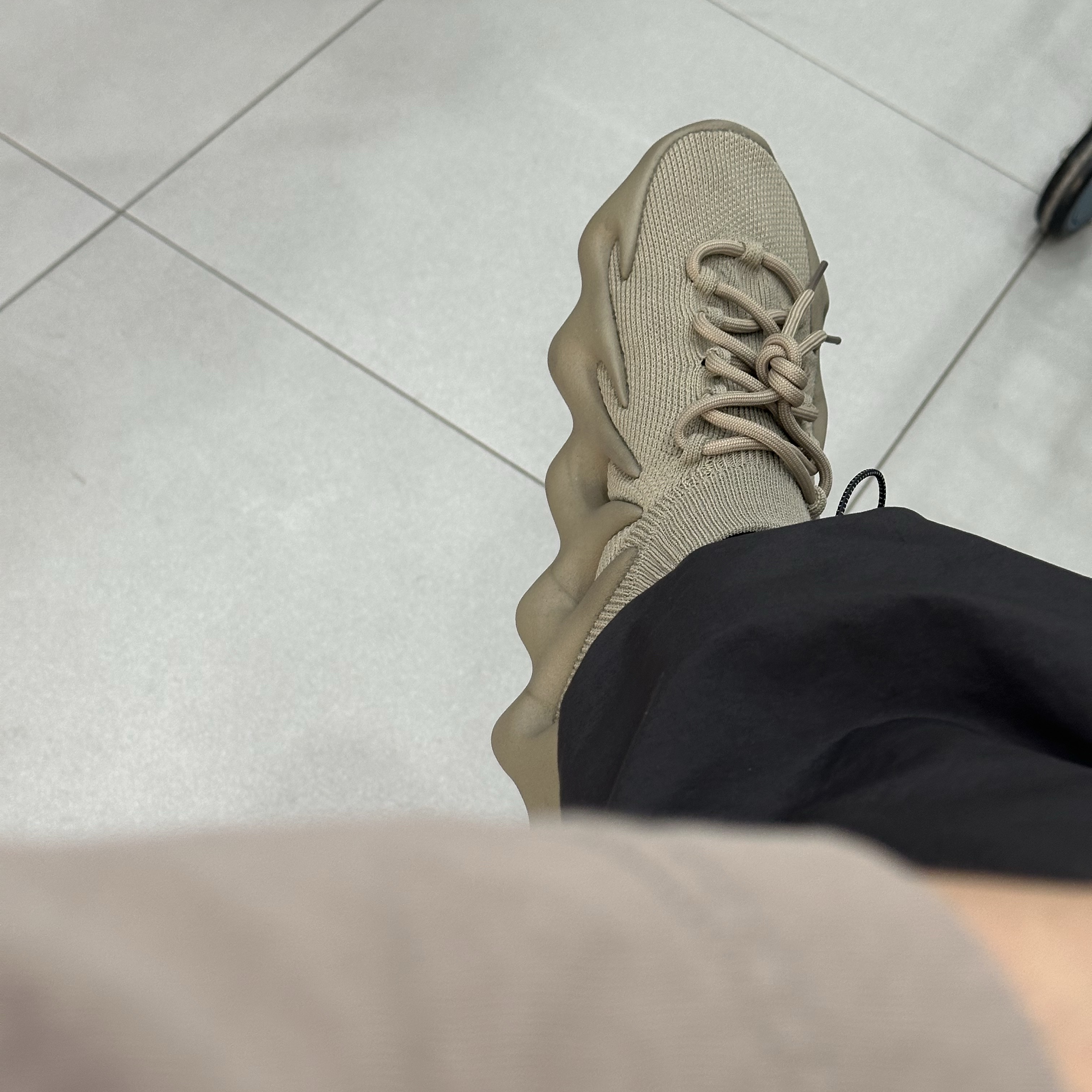Adidas Yeezy 450 Stone Flax, Yeezy Gap Engineered By Balenciaga Dove 3/4 Sleeve T-Shirt Beige 착용 스타일