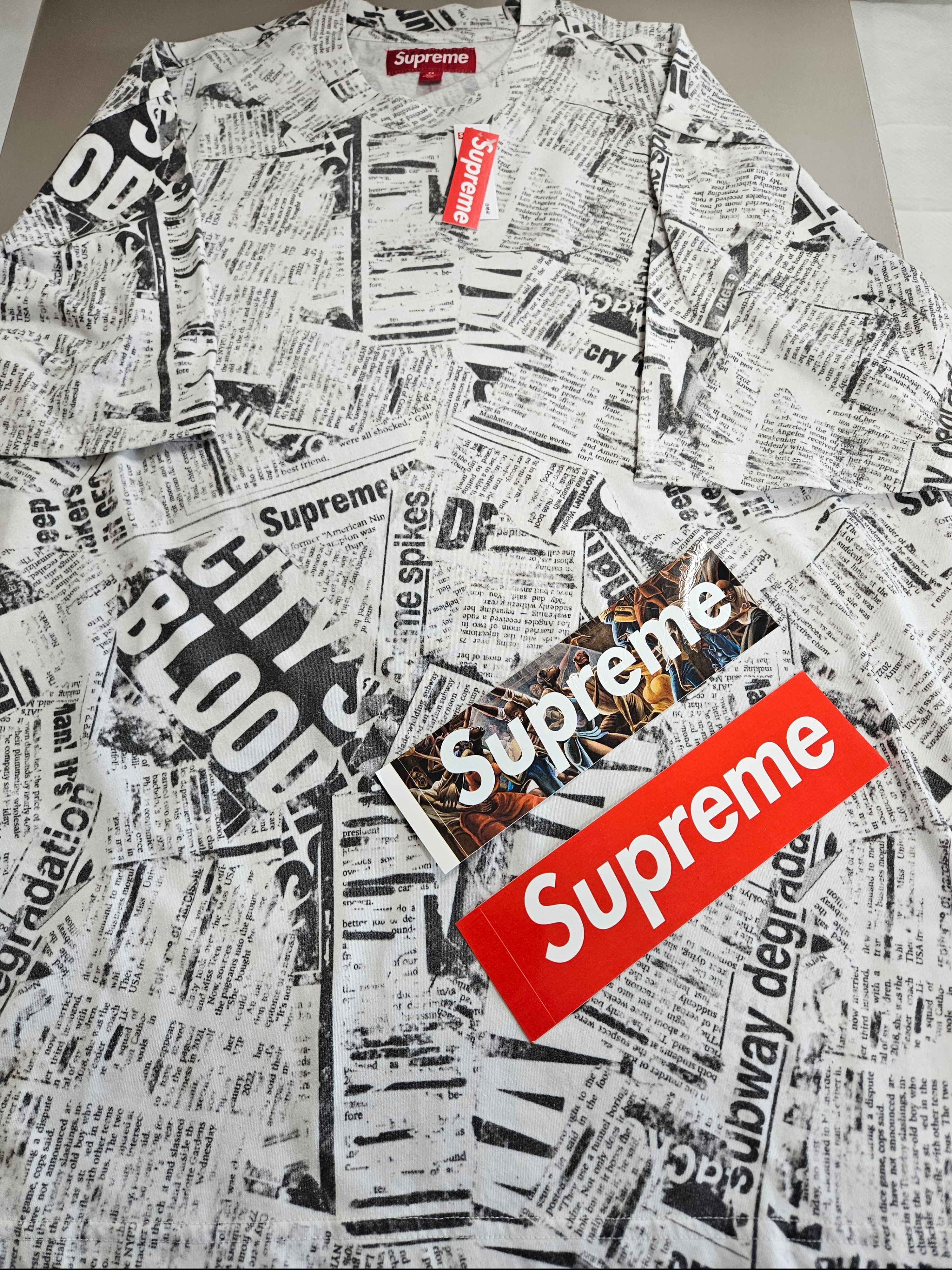 Supreme Newspaper S/S Top White - 25SS 착용 스타일 - 2