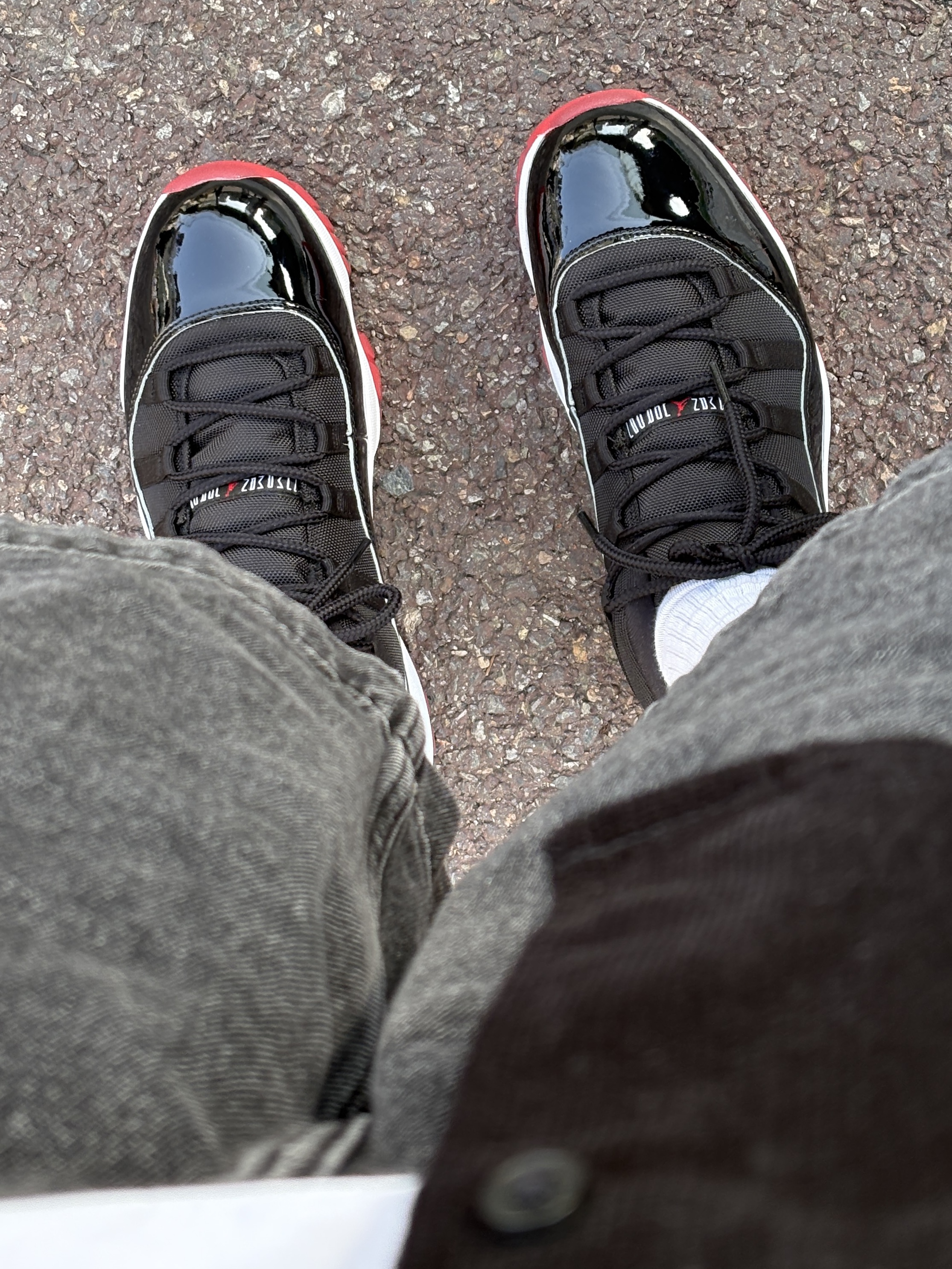 Jordan 11 Retro Low Bred 2025, Vandy The Pink Double Pocket Denim Shorts Black 착용 스타일