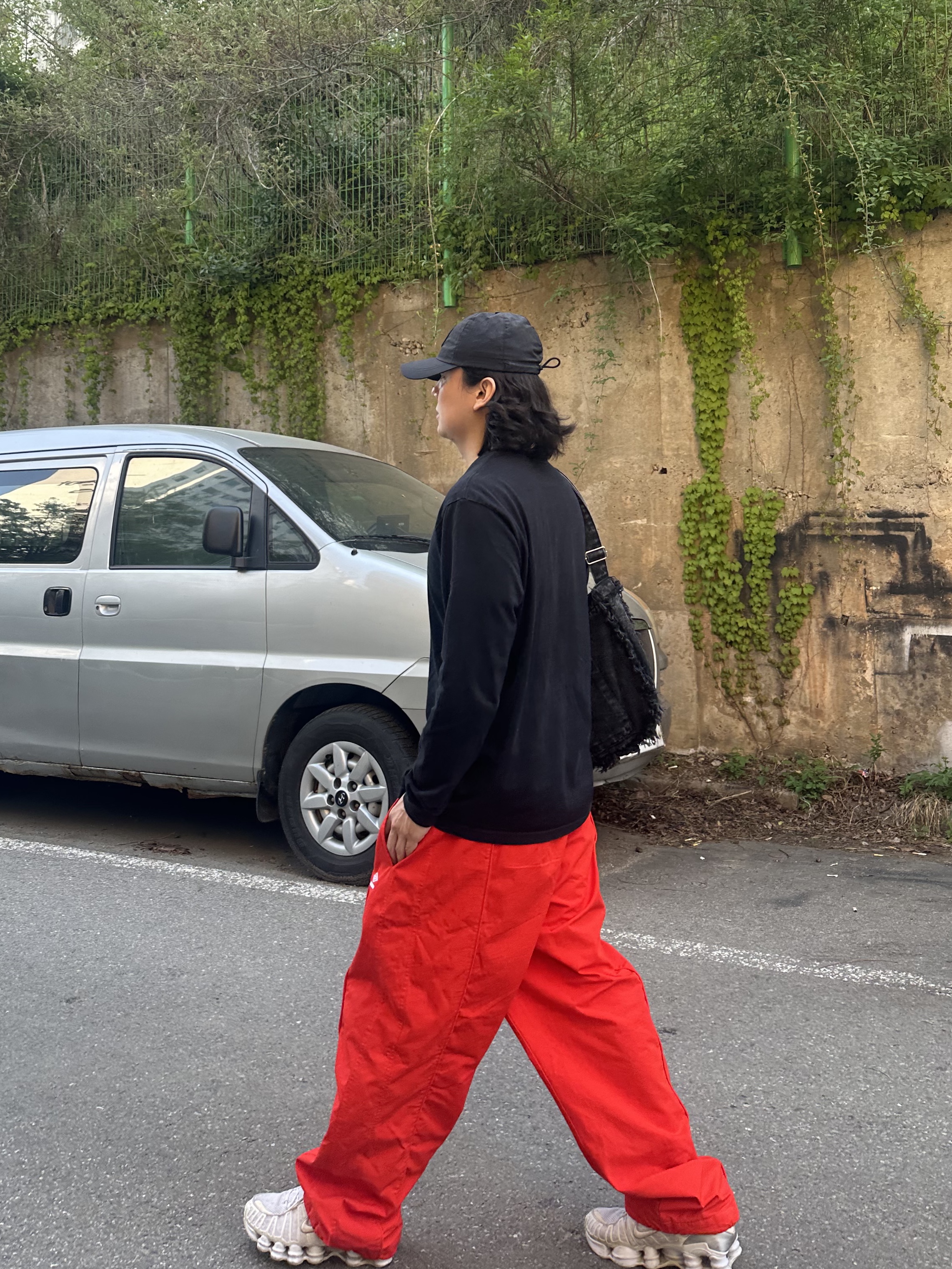 (W) Nike Shox R4 White Metallic Silver, Supreme x Umbro Cotton Ripstop Track Pants Red - 23FW 착용 스타일 - 2