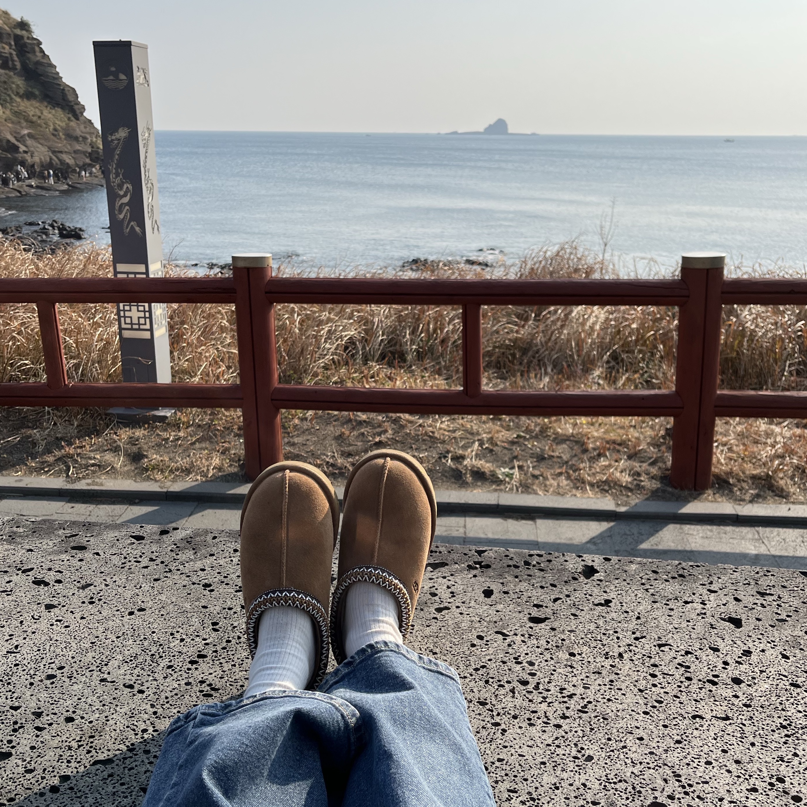(W) UGG Tasman Slipper Chestnut, (W) The North Face Nuptse Hybrid Down Ball Jacket Black 착용 스타일 - 2