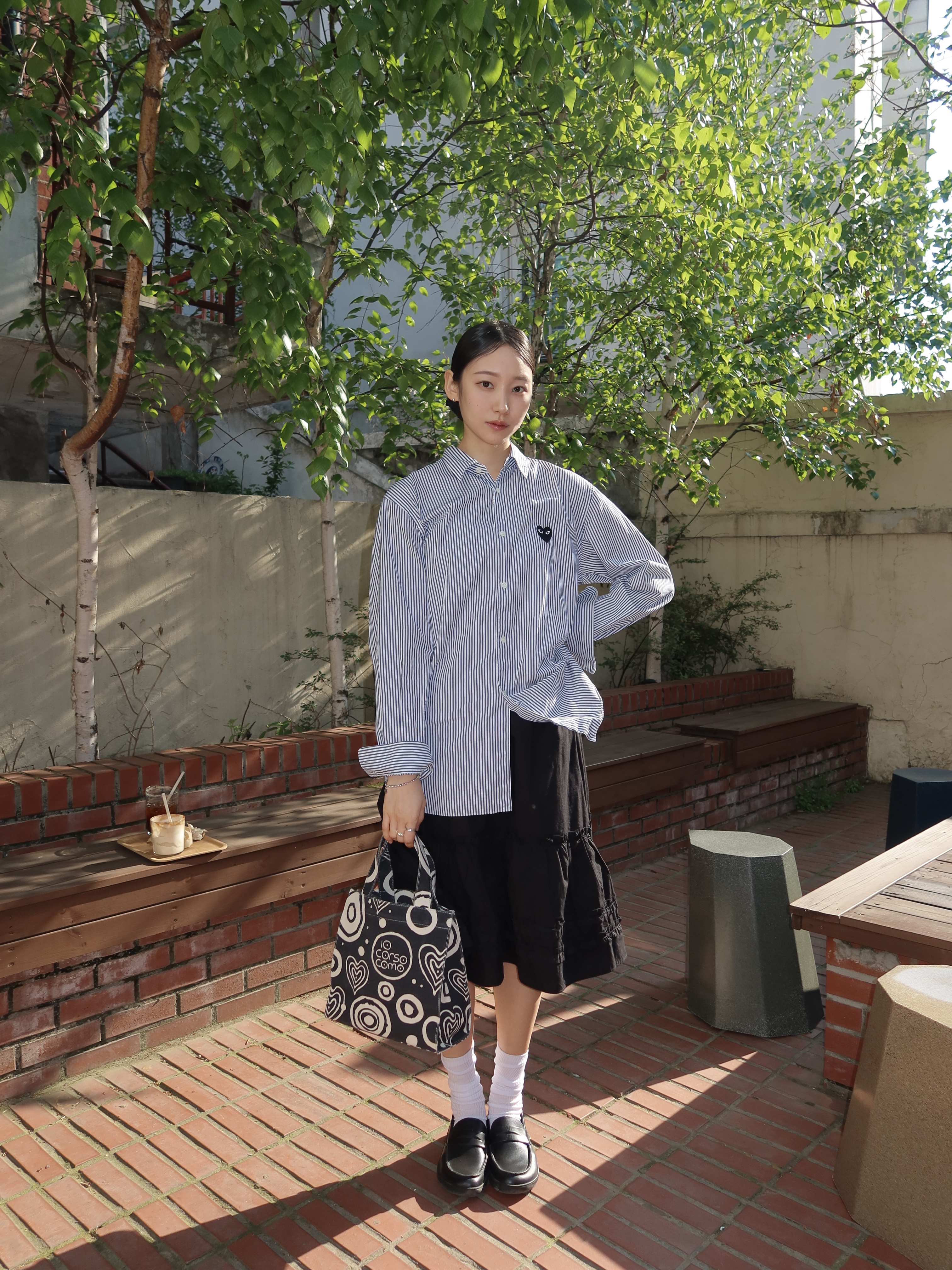 Play Comme des Garcons Striped Black Heart Shirt Blue 착용 스타일 - 1