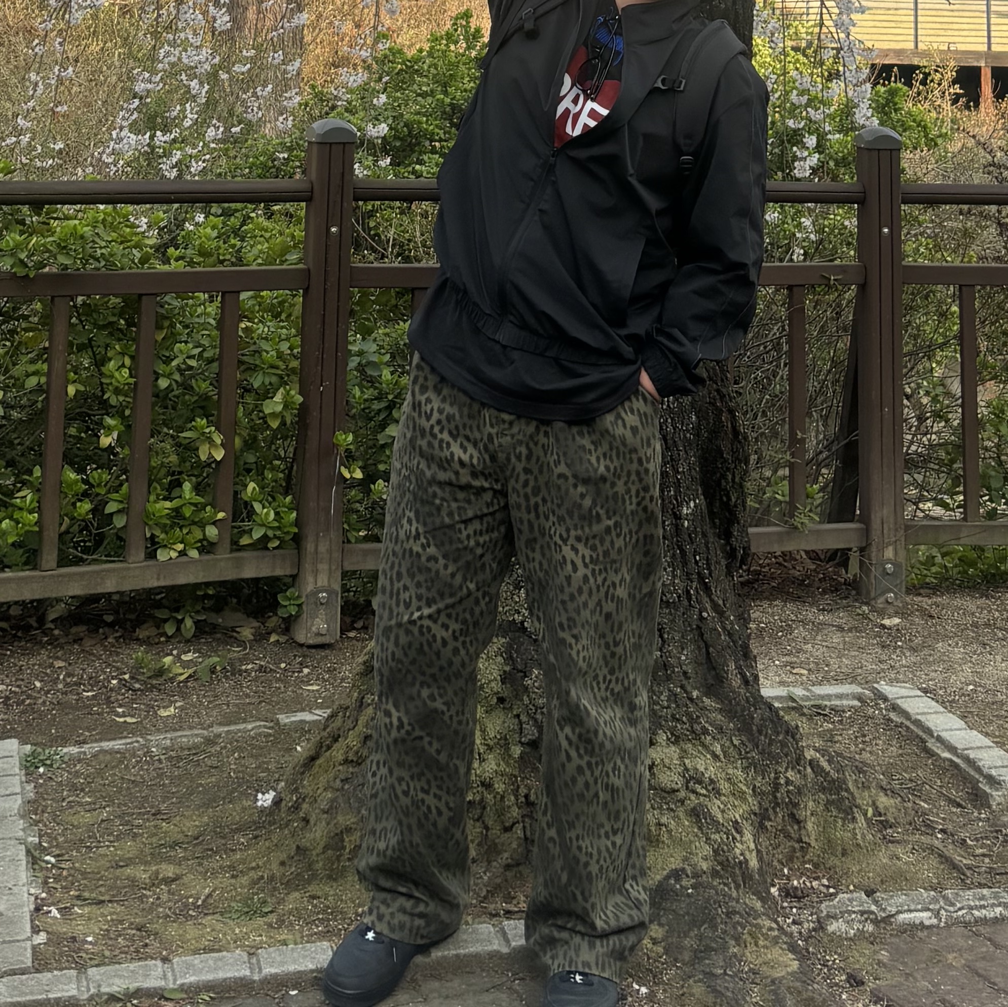 ersco Leopard Baggy Trousers Khaki, Supreme Announcing T-Shirt Black - 25SS 착용 스타일