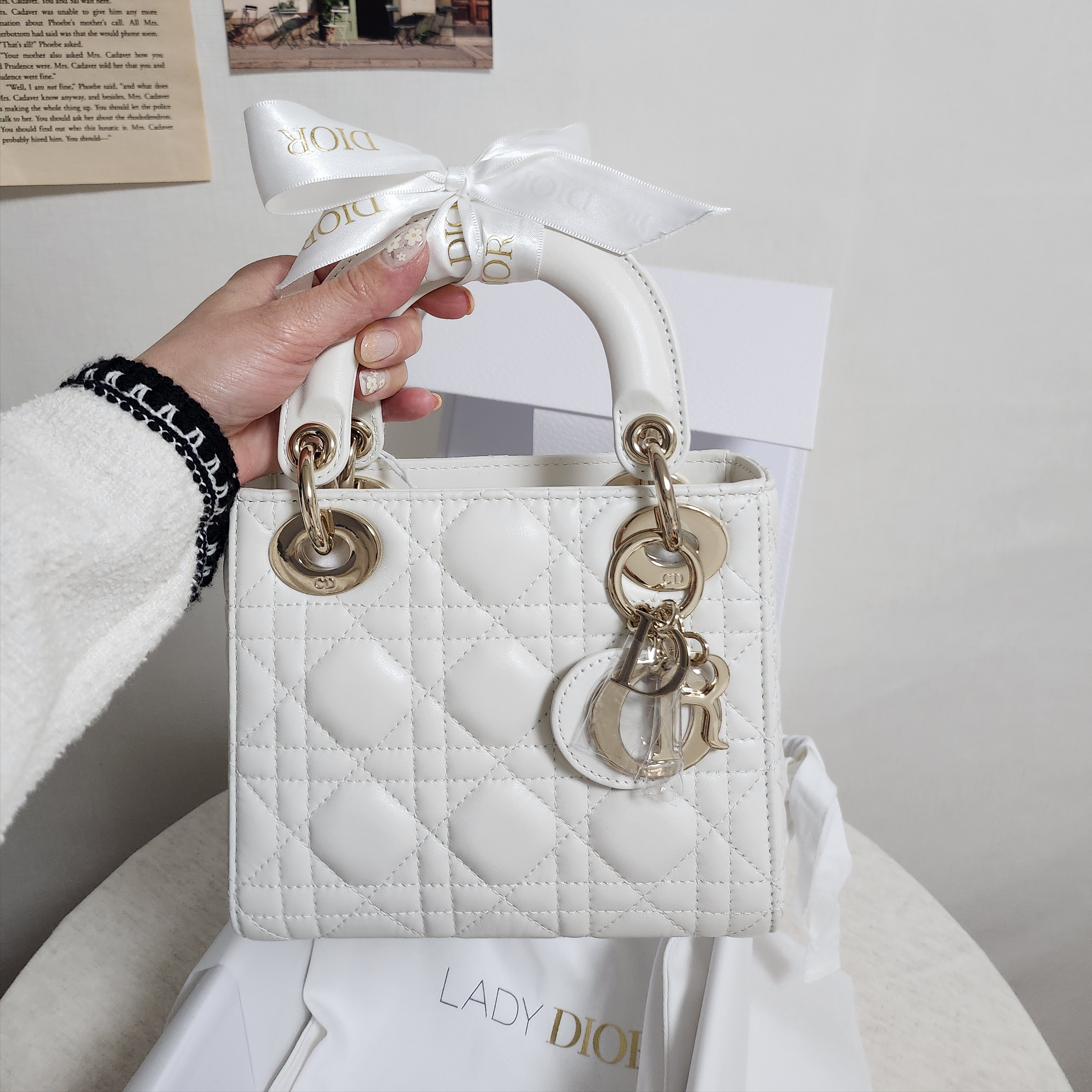 Dior Mini Lady Bag Cannage Lambskin Latte Pale Gold 착용 스타일 - 7