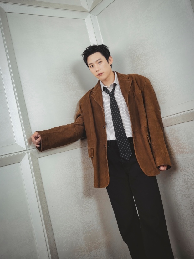 STU Goat Suede Blazer Brown, STU Embroidery Stripe Shirt Coral 착용 스타일 - 3