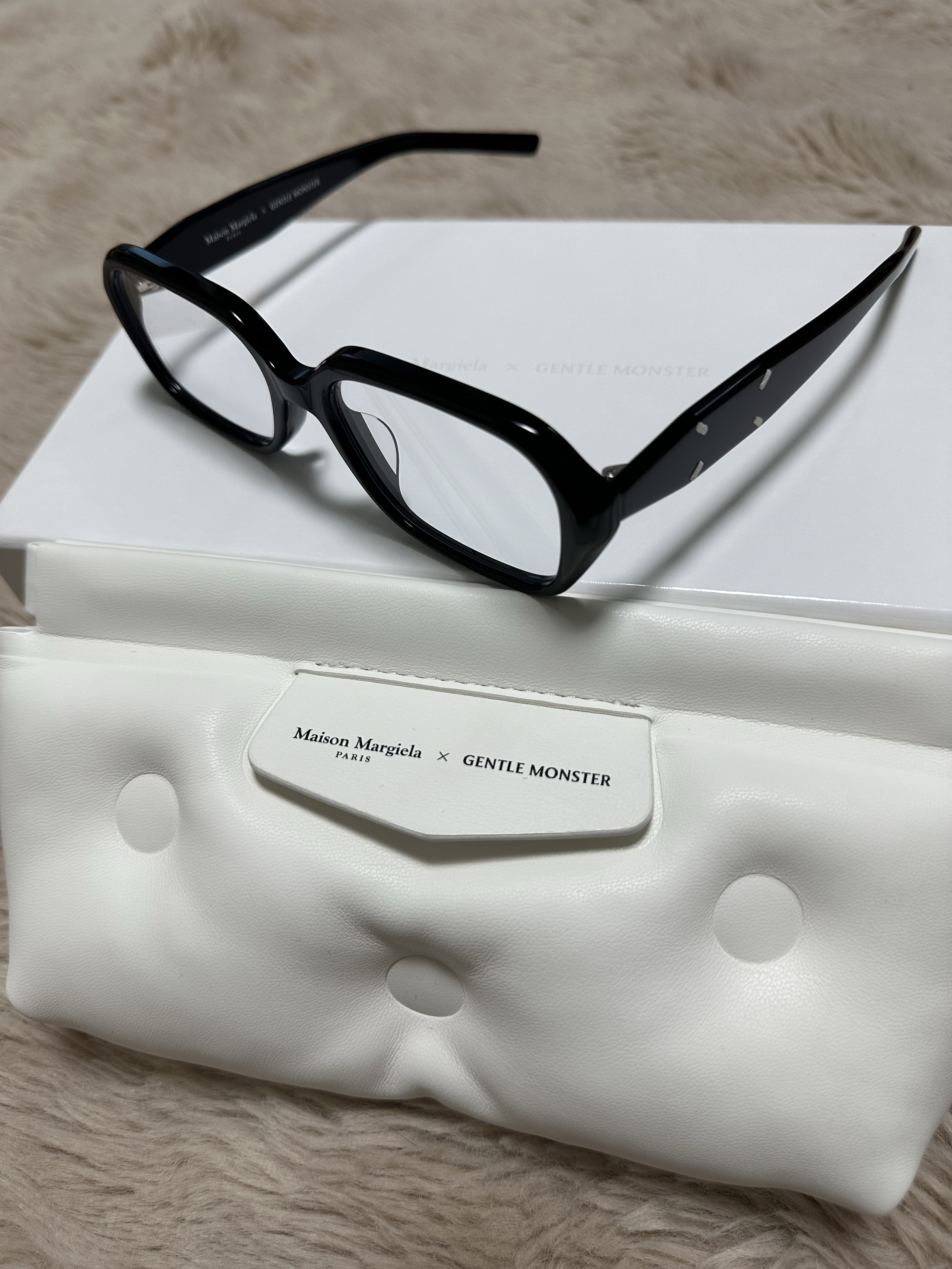 Gentle Monster x Maison Margiela MM212 Black Clear 착용 스타일 - 1