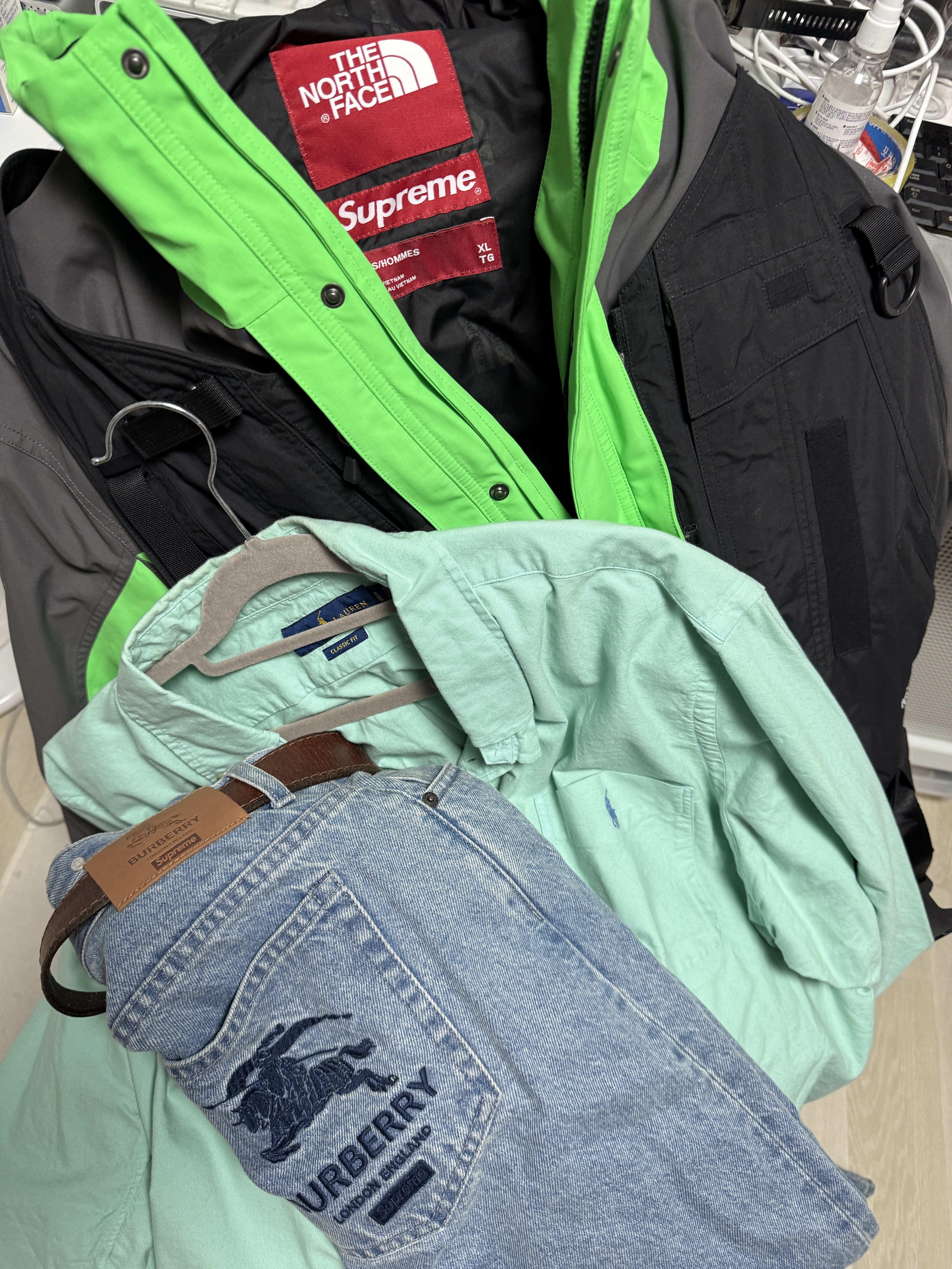 Supreme x Burberry Regular Jean Washed Blue - 22SS, Supreme x The North Face RTG Jacket + Vest Green - 20SS 착용 스타일