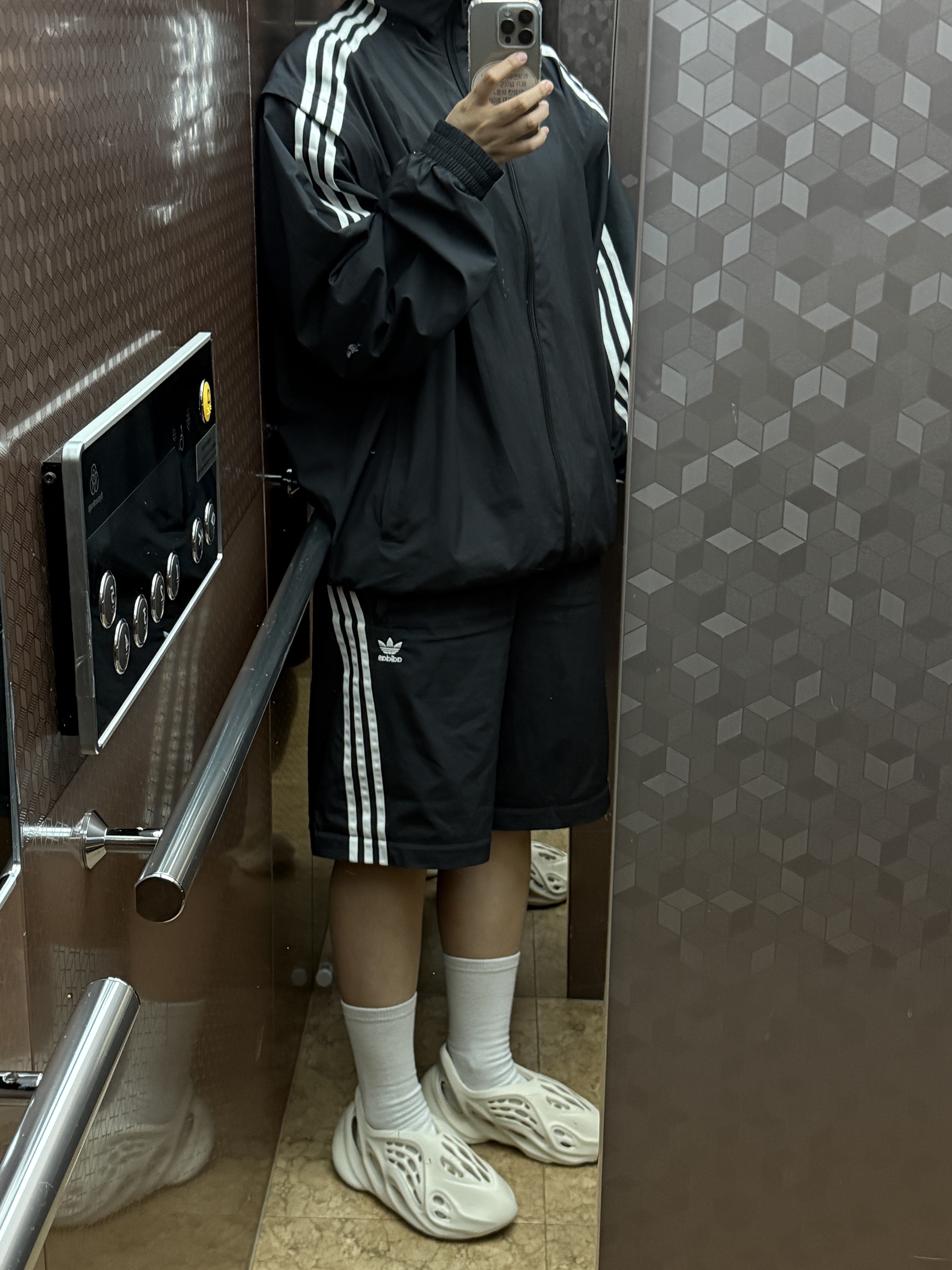 Adidas Yeezy Foam RNNR Sand, (W) Adidas Adilenium Season 2 Oversized Zip Track Top Gender Neutral Black - KR Sizing 착용 스타일