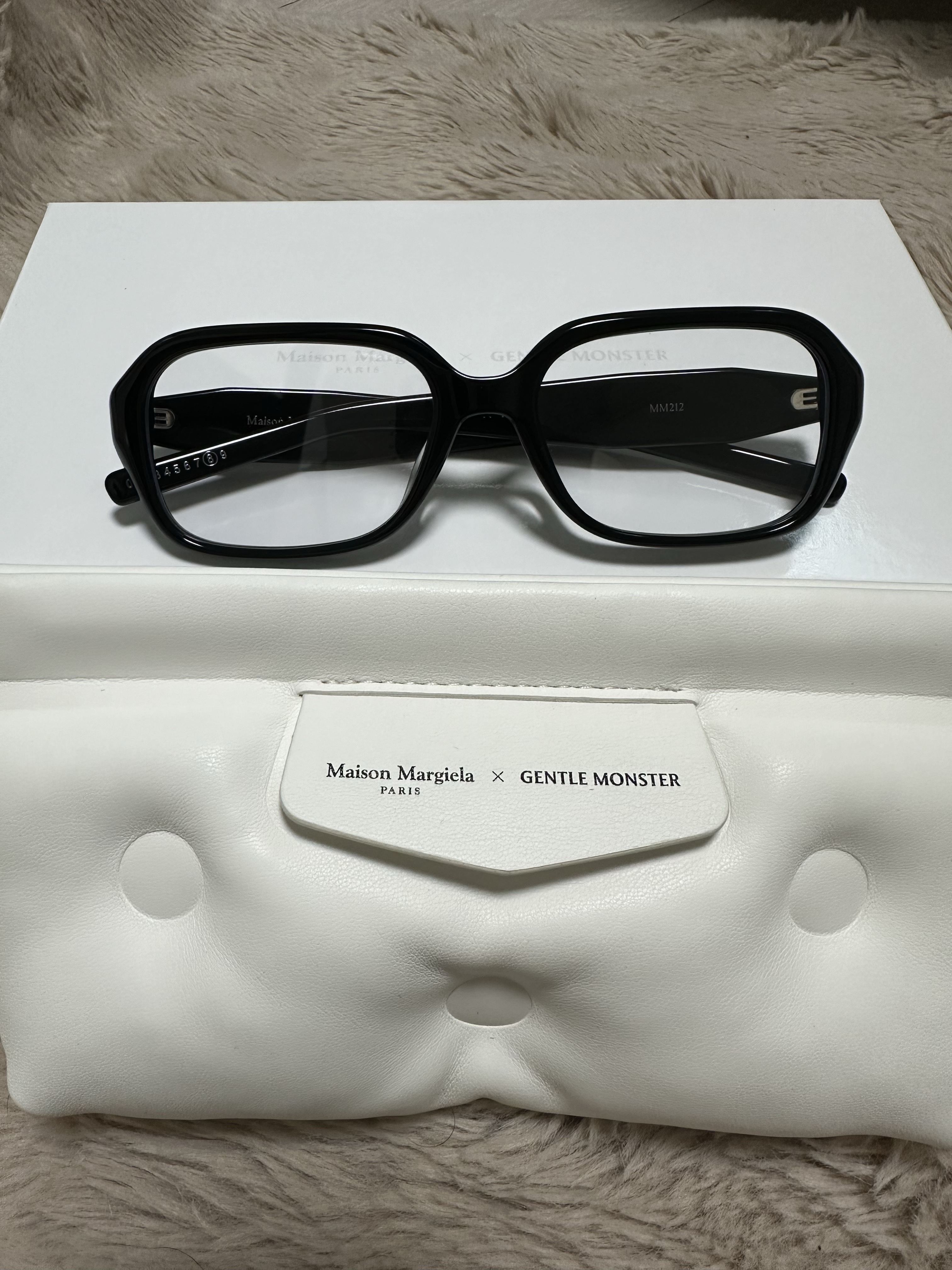 Gentle Monster x Maison Margiela MM212 Black Clear 착용 스타일 - 2
