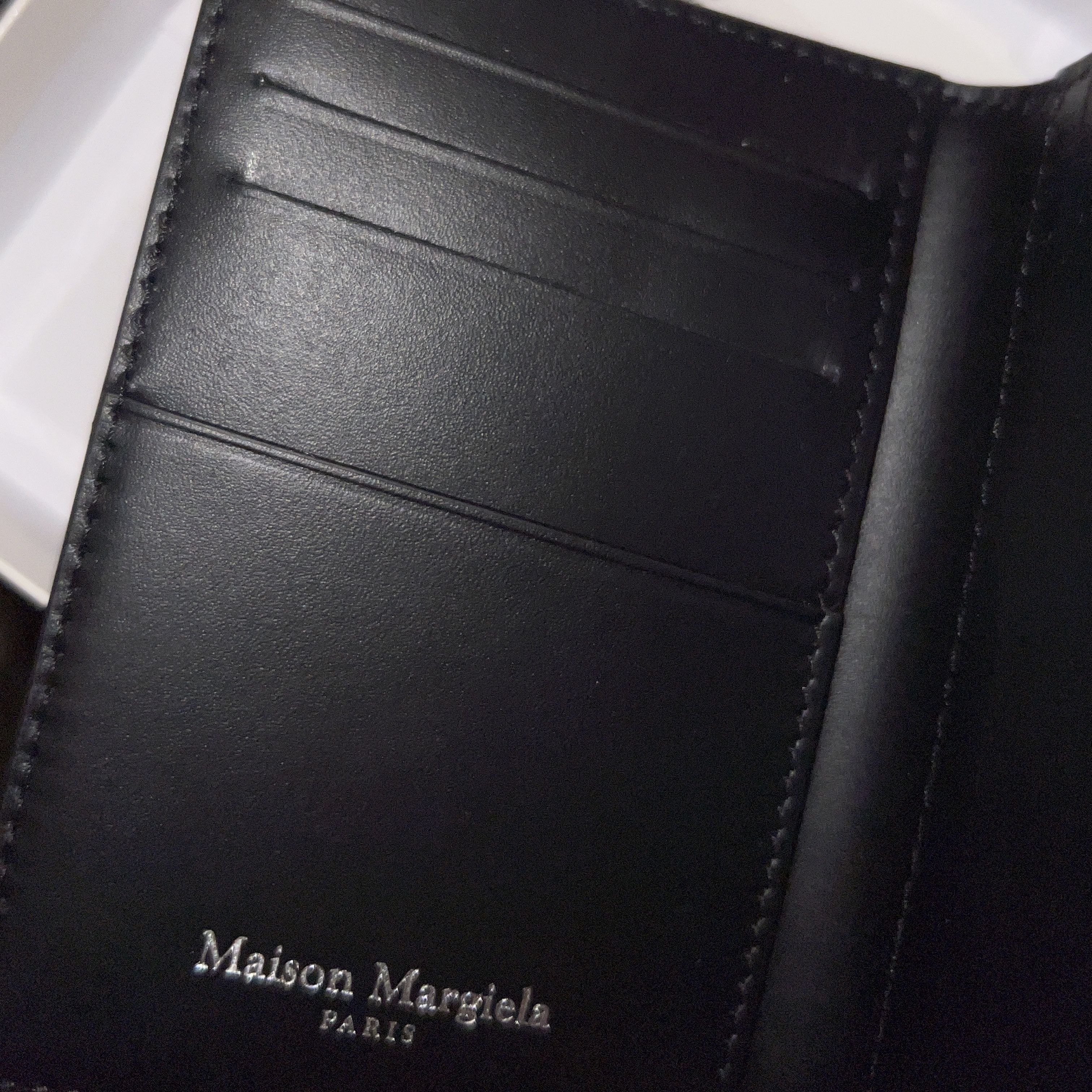 Maison Margiela Leather Bi-Fold Card Holder Black 착용 스타일 - 2