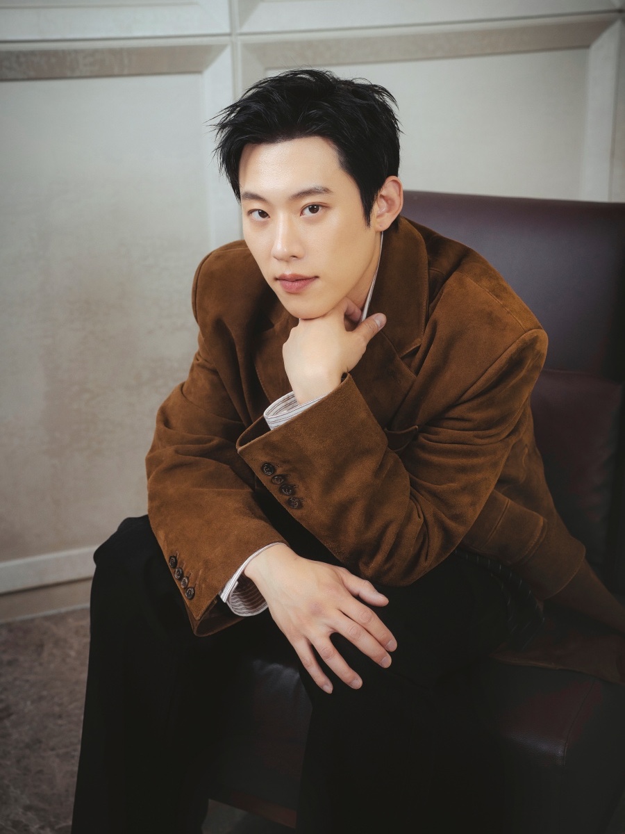 STU Goat Suede Blazer Brown, STU Embroidery Stripe Shirt Coral 착용 스타일 - 2