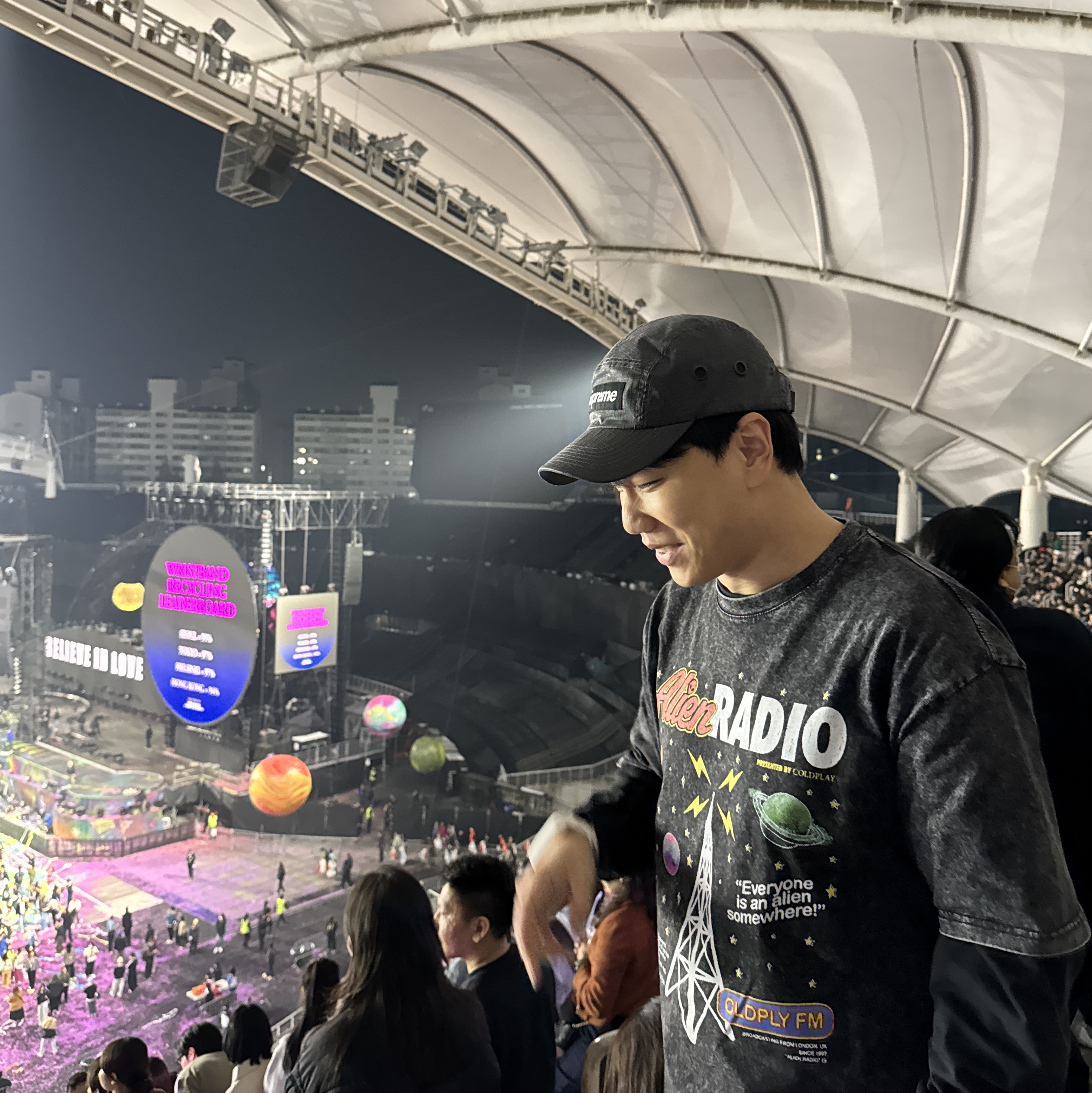 Coldplay Alien Radio T-Shirt Charcoal 착용 스타일