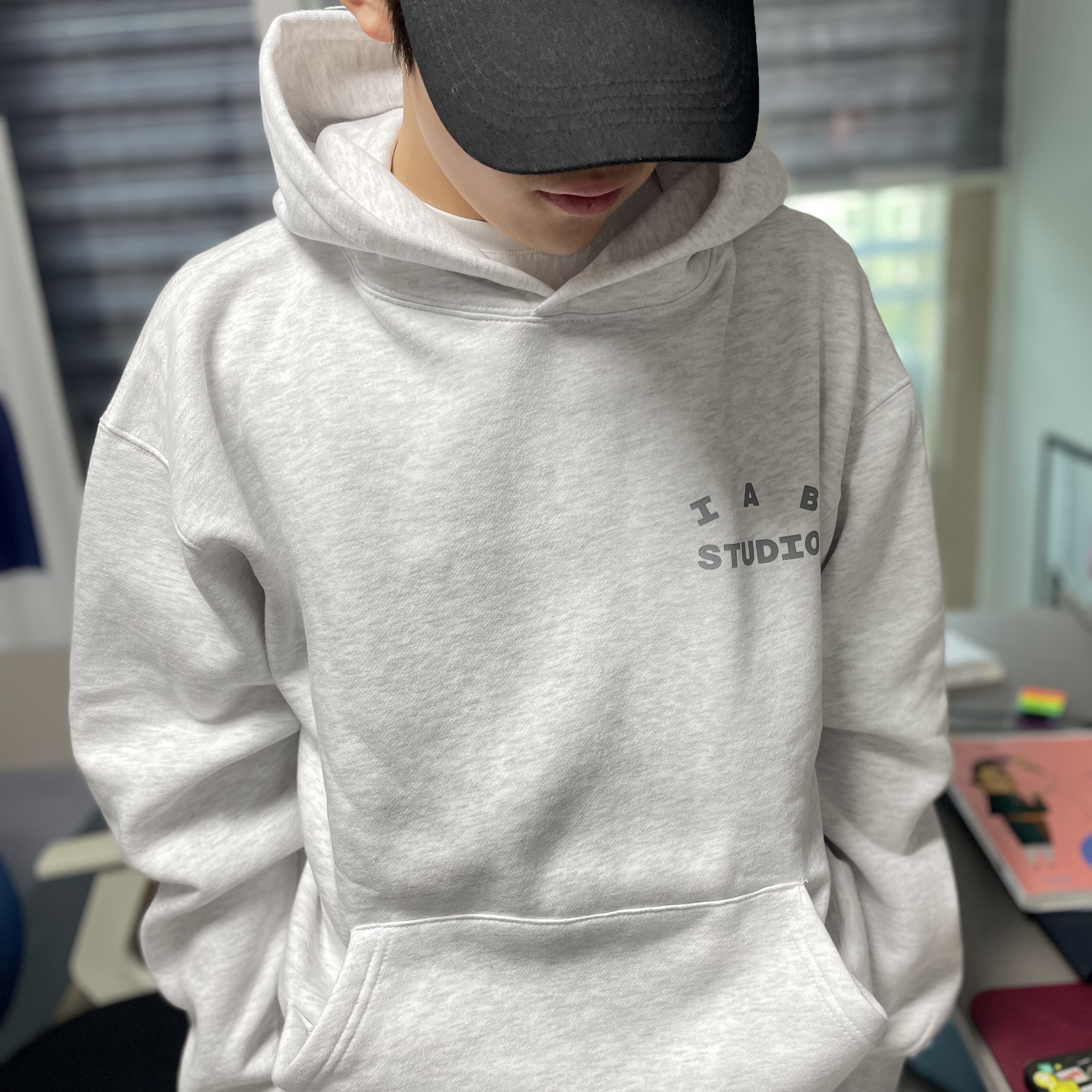 IAB Studio Hoodie Light Gray 착용 스타일 - 1