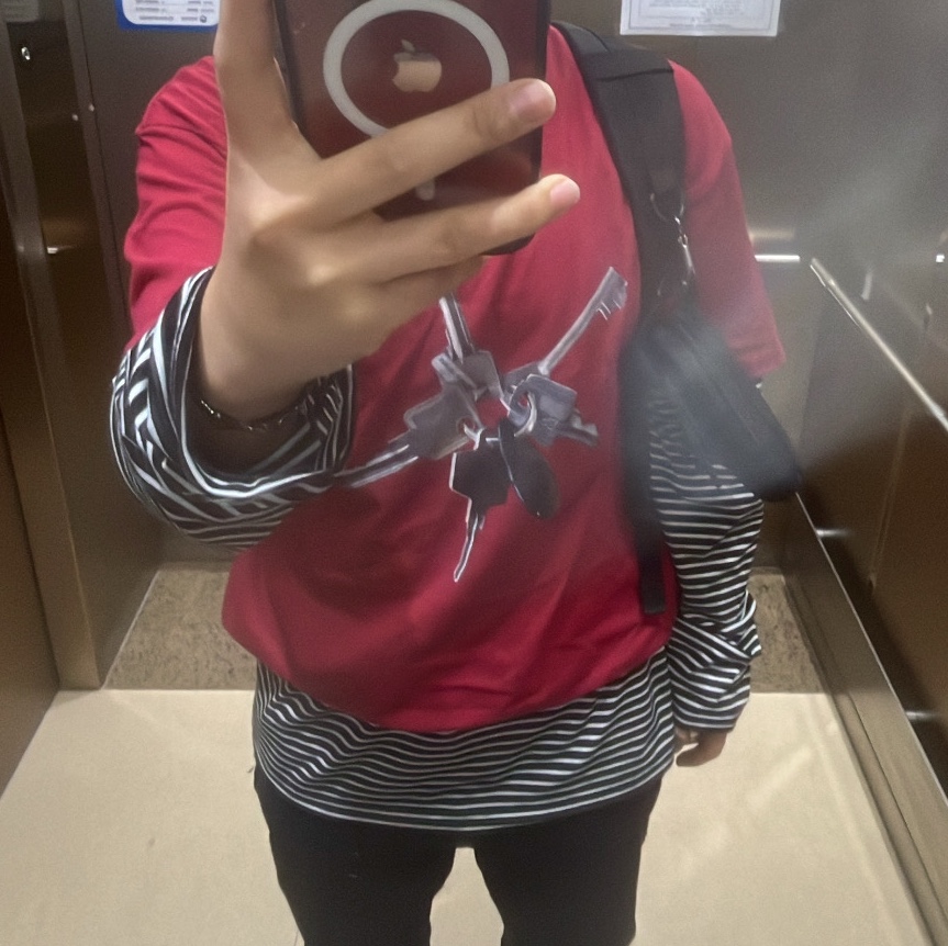Millo Archive Bold Key T-Shirts Burgundy 착용 스타일 - 2