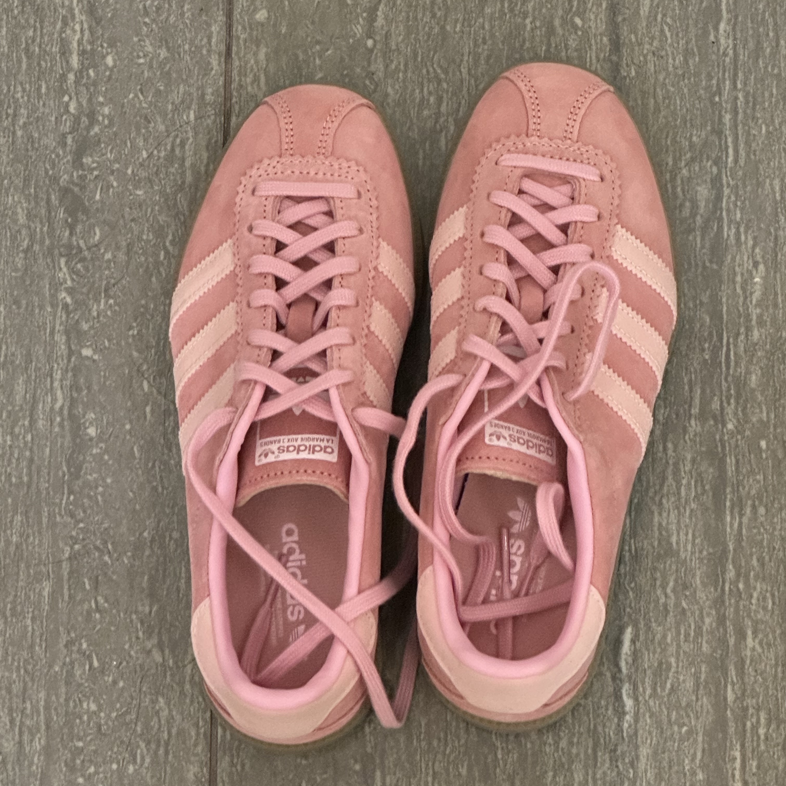Adidas Bermuda Glow Pink 착용 스타일