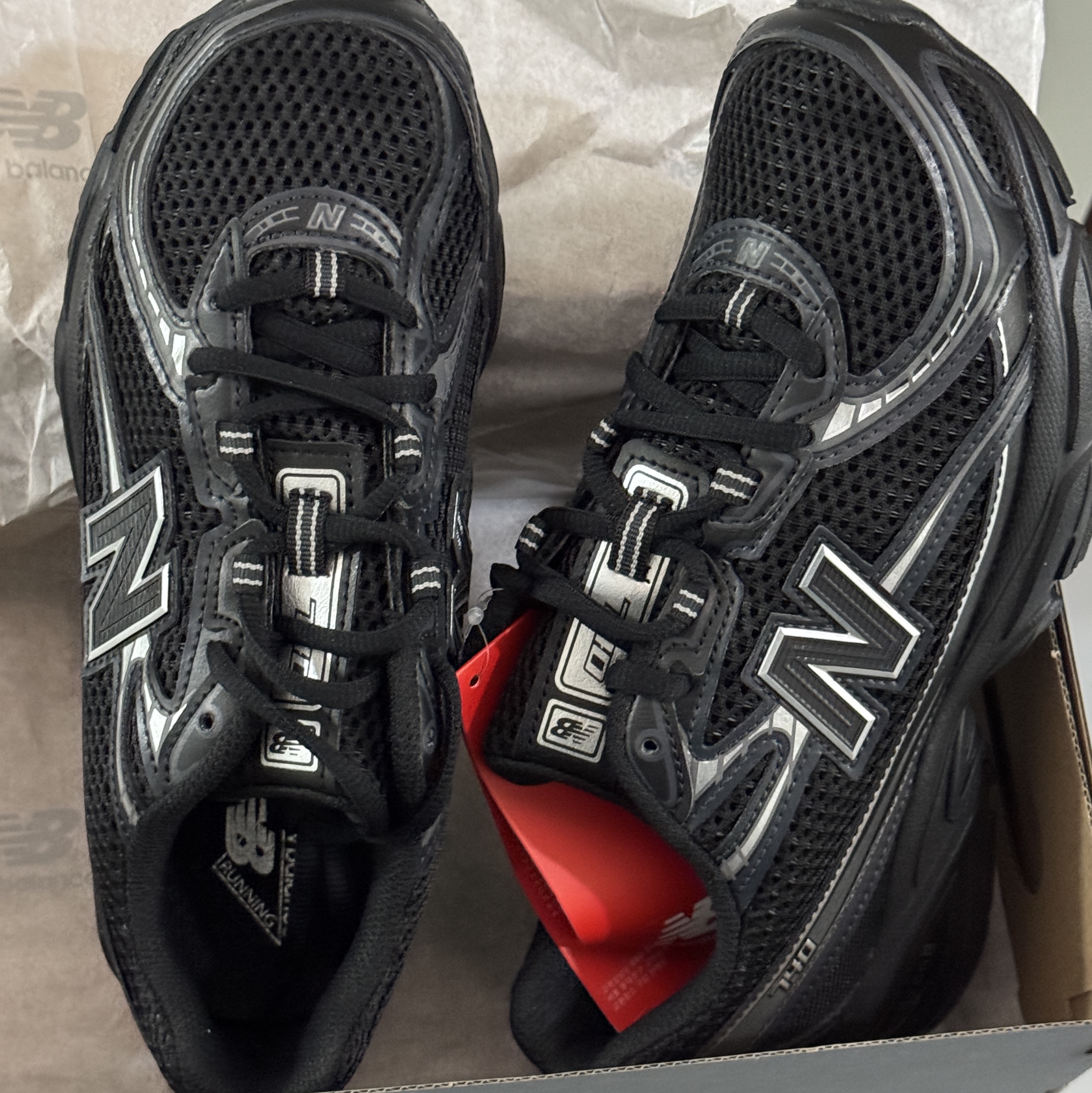 New Balance 740v2 Black Silver Metallic 착용 스타일