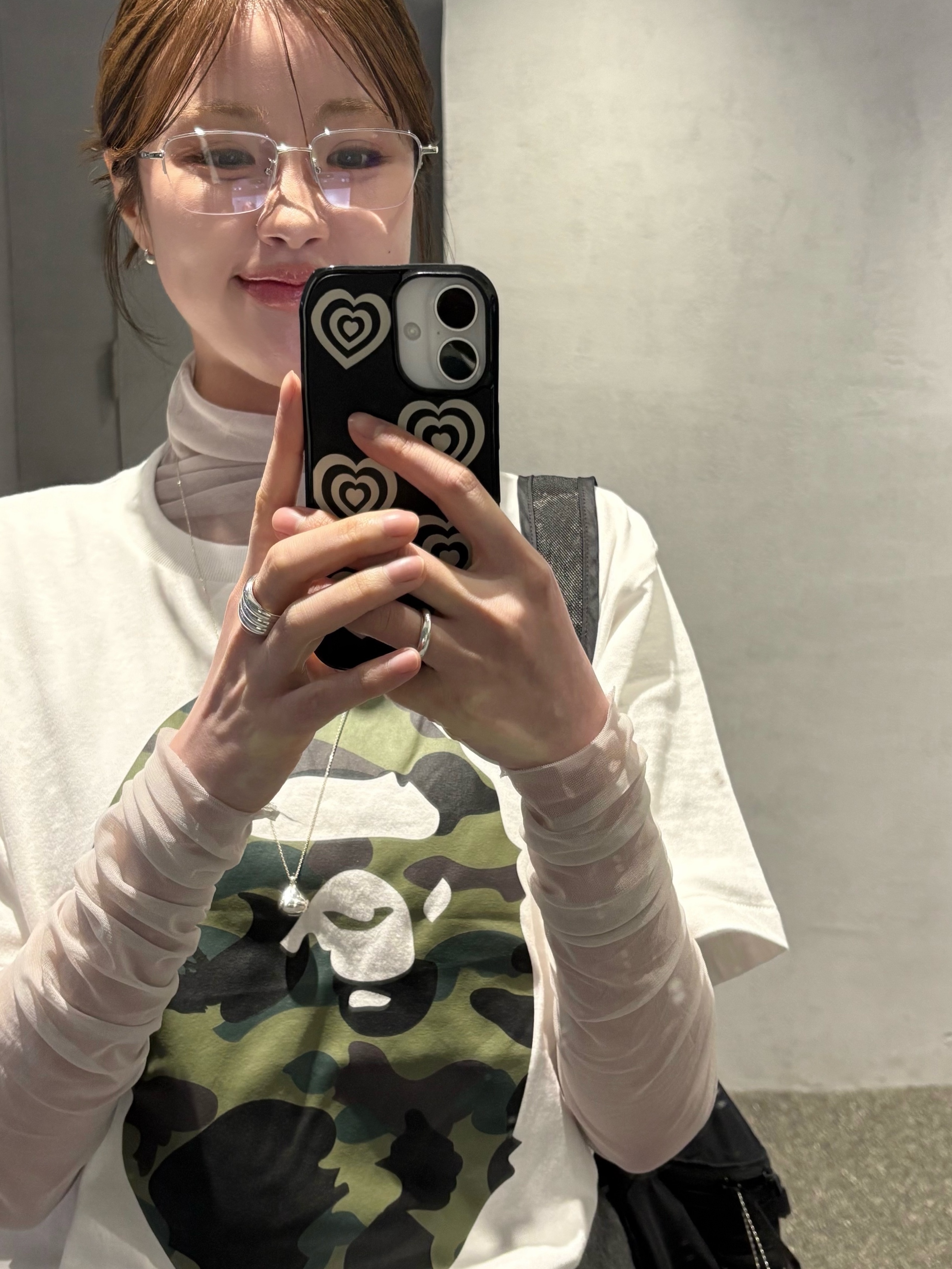 BAPE 1st Camo By Bathing Ape T-Shirt White Green, Monchhichi Happy Color Kuma Key Chain Blue 착용 스타일 - 1