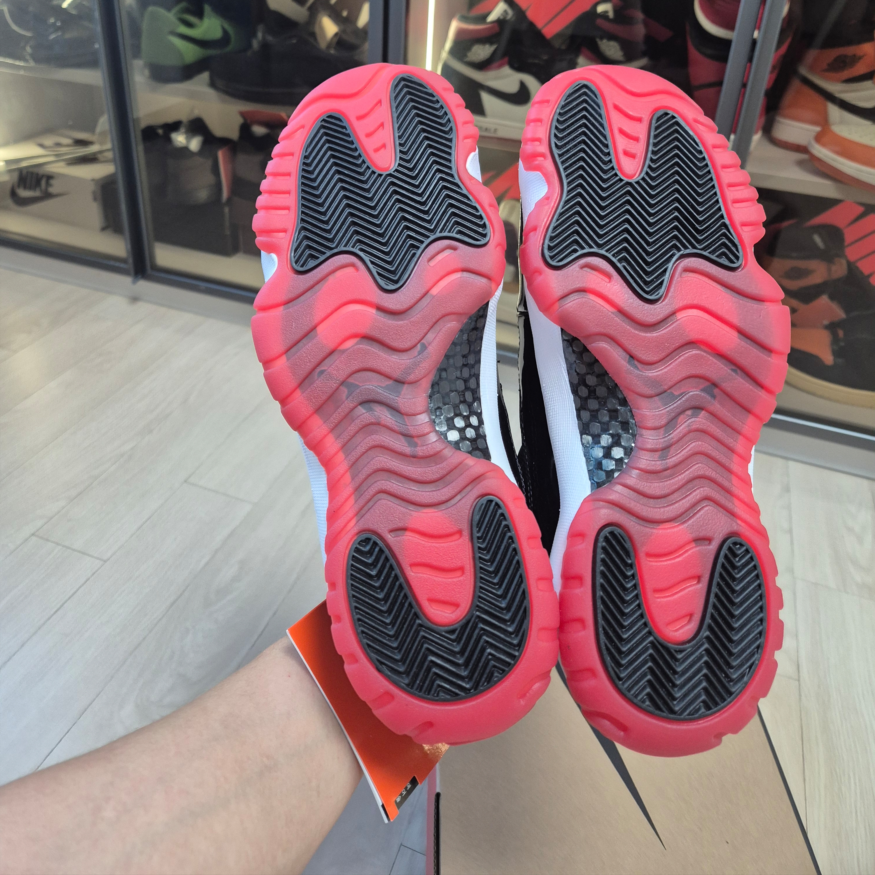 Jordan 11 Retro Low Bred 2025 착용 스타일 - 7