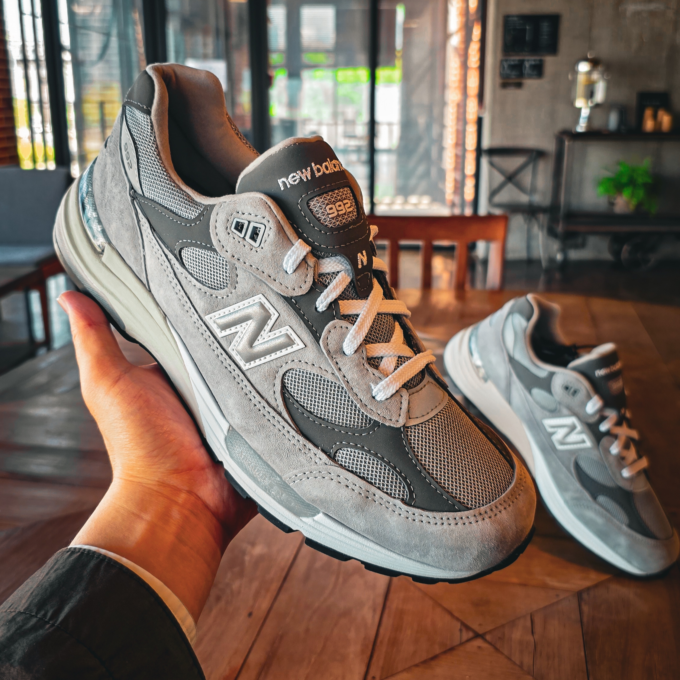 New Balance 992 Made in USA Core Grey Silver Metallic 착용 스타일 - 3
