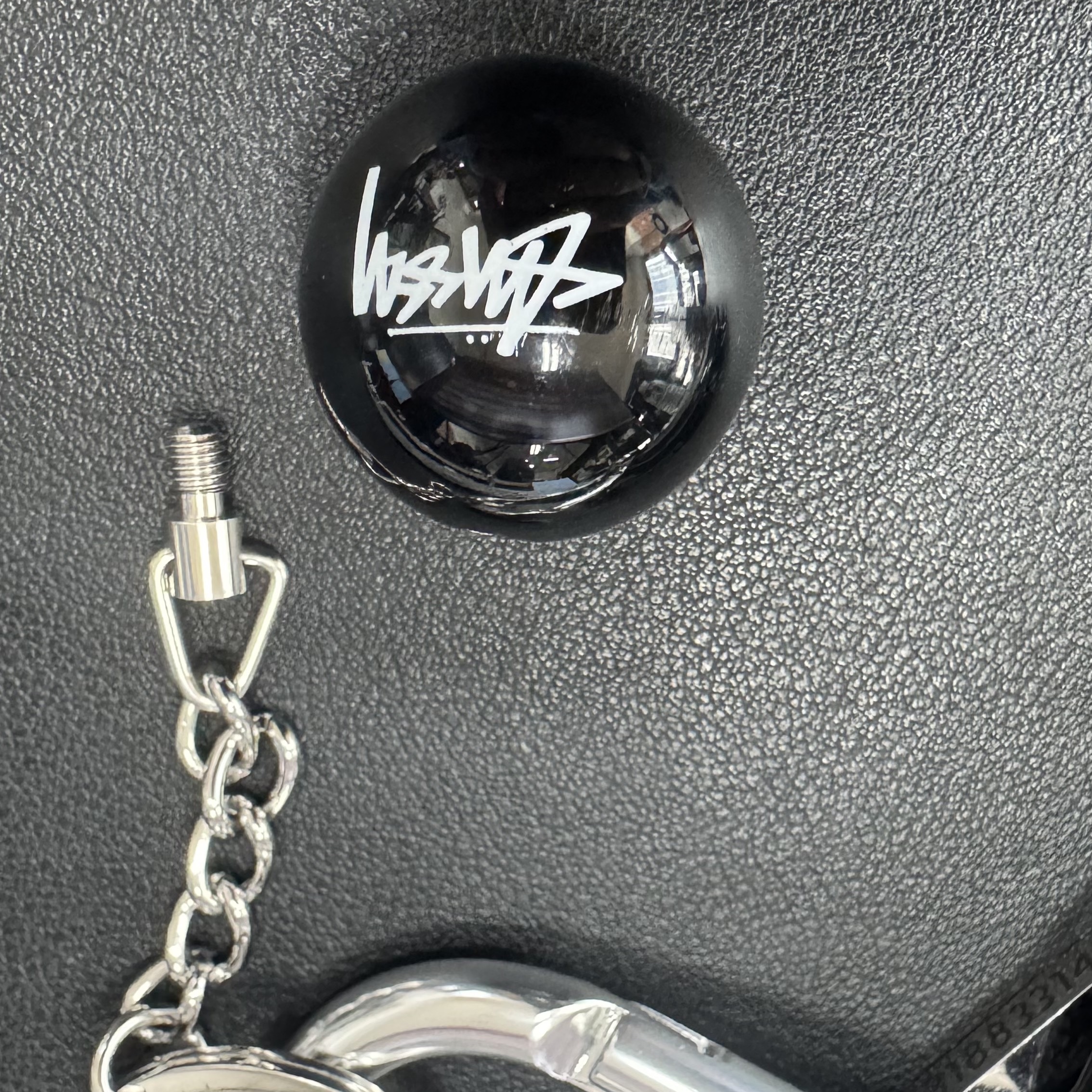 Stussy 8 Ball Keychain Black 착용 스타일